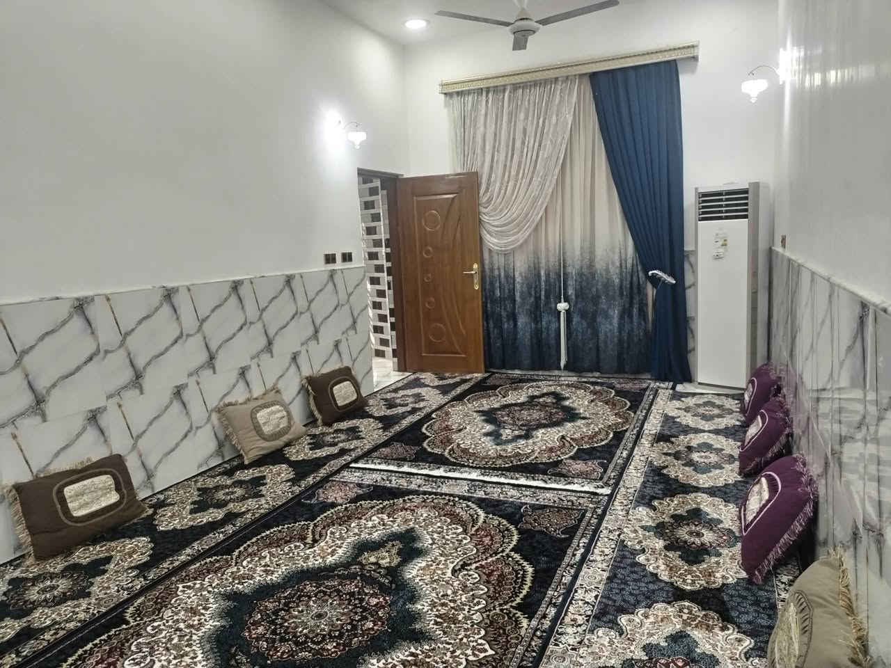 🏡 بيت للبيع او المراوس - بناء حديث (صب) - طابو صرف 🏡
​💵 السعر: 175 مليون (مطلوب للإسكان 18 مليون).
​📍 الموقع: حي الكرامة (نهاية شارع العيادة الي بحي التضحية) - شارع البيت 10م.
​📐 المساحة: 200 متر مربع.
​🧱 تفاصيل البيت: طابق واحد صب، غرفتين نوم، صالة كبيرة + صالة صغيرة، ديوانية كبيرة، مطبخ (حار/بارد)، صحيات داخلية وخارجية، كراج، ومنورين، السطح شتايكر.
​⚡ الخدمات: كاملة (ماء، كهرباء، مجاري، مدارس، أسواق).
💥 للتواصل 💥اتصال أو واتساب ***********
