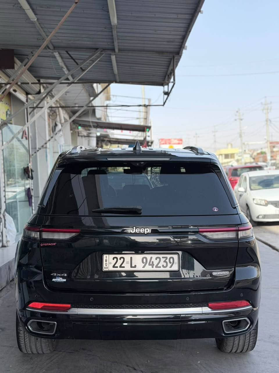 jeep grand cheroke summet 2023 
سەیارەکە فول مواسەفاتا
ڕاداری پێشەوەو تەنیشتەکان 
کامیرە ٣٦٠ 
داتاشۆ 
هەمو کوشنەکانی ساردو گەرمن 
دو کوشنی پێشەوە مەساجە 
سێ مۆد کوشن خەزن 
گێڕ ماوس 
دەبڵ ئەکسل و دەبەڵ هەوای
چوار شاشە 
برێک بەسمە
*********** 
پانۆ ڕاما
بەسمەو شەخال
ئاوێنە شەفت و کارەبای و ڕادار  
سندوق شەفت و شاپ
مەکینەی شەش پستۆن 
بۆنیتو چاملخی سەیاق پێشەوە گۆڕاوە 
چوار تایەی لۆکی لە ژێرە
مەکینە ٦ پستۆنی بێ تۆڕبۆ 
سحری ٣٦٠ محامەلە

2023 (Jeep Grand Cherokee Summit
 المحرك: 6 سلندر (بدون توربو)
 حالة البودي: تبديل بونيد وجاملغ أمامي جهة السائق فقط.
 الإطارات: 4 إطارات جديدة (زيرو).
أبرز المواصفات (فول مواصفات):
 الشاشات والعرض: 4 شاشات، شاشة عرض على الزجاج (داتاشو / Head-Up Display).
 المقاعد: جميع المقاعد تبريد وتدفئة، المقعدين الأماميين مساج، ذاكرة حفظ وضعية المقاعد (3 أوضاع).
 القوة والتحكم: جير ماوس، دبل أكسل، هيدروليك (دبل هوائي).
 أنظمة الأمان والرادار: رادار أمامي وجانبي، رادار على المرايا الجانبية.
 الكاميرات: كاميرا 360 درجة.
 الأبواب والصندوق: تشغيل بصمة، تشغيل عن بُعد (شغال)، صندوق كهربائي (شفط وشاب)، مرايا جانبية كهرباء وشفط، بريك بصمة.
 السقف: بانوراما.
 السعر: 360 ورقة ($36,000) وقابل للمعاملة.
 رقم الاتصال: *********** أربيل, العراق
