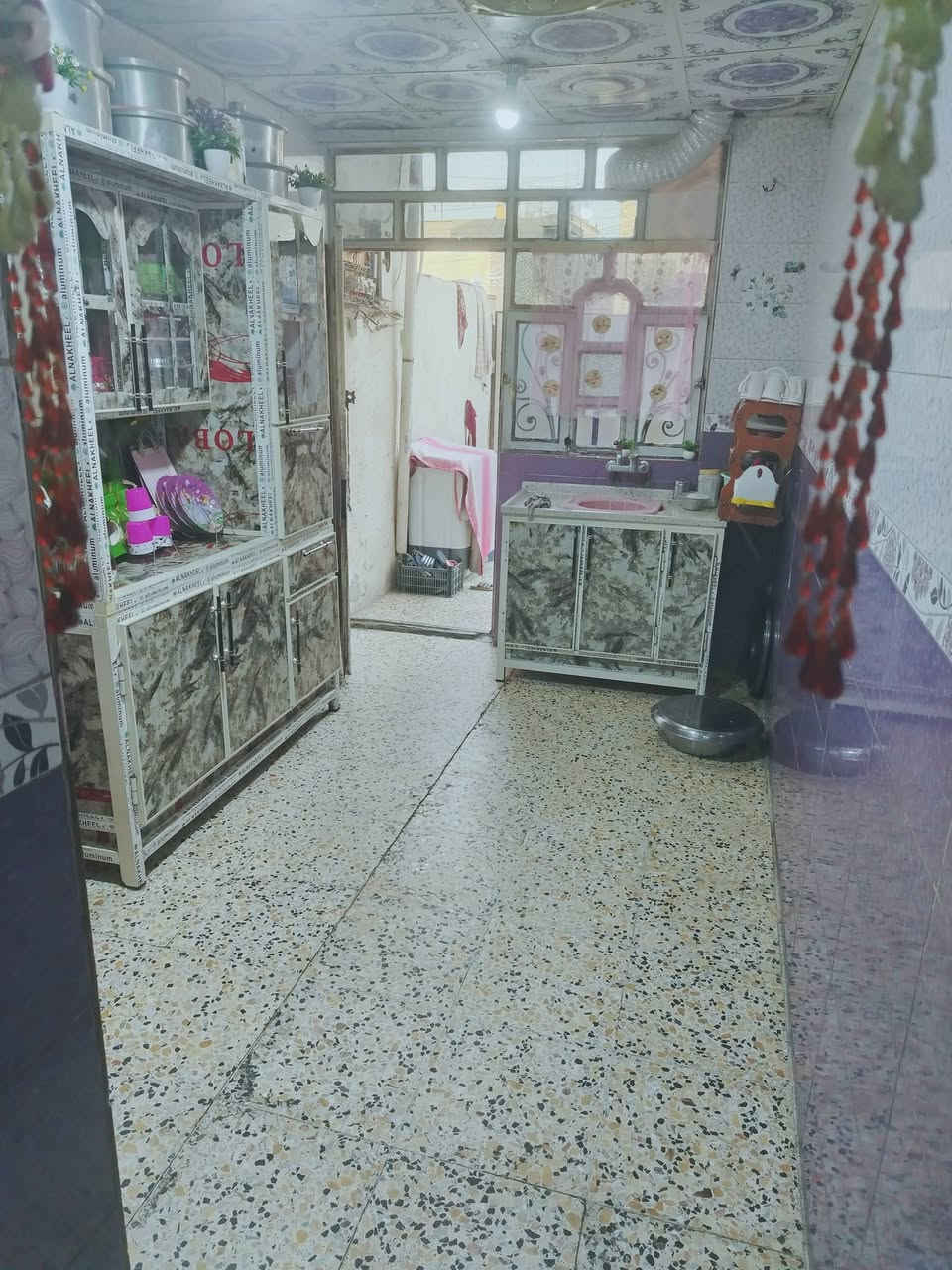 بيت للبيع مساحه 120  متر قاطين القاط الأول بلوك والثاني طابوك يتكون من ثلاث غرف نوم وصاله عدد 2 استقبال ومطبخ ومناور عدد 2 صحيات خارجيه حمام داخلي مجاري تبليط كهرباء البيت خير من الله الي حاب يتواصل *********** بي واتساب
