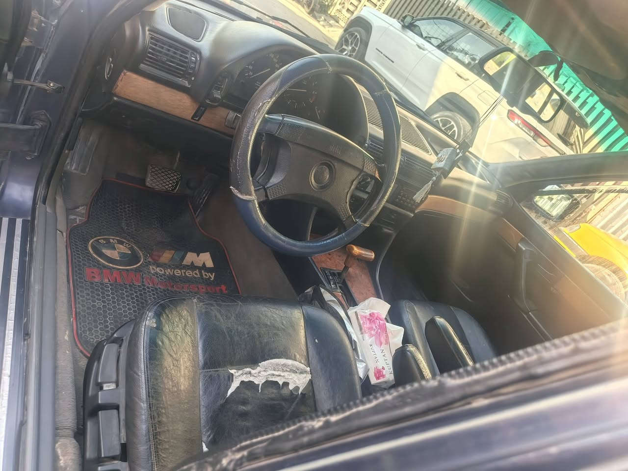 سلام عليكم بي إم ٧٣٥ 
موديل ١٩٩٠ 
سياره سكليتر كهرباء 
مكينه كير حاويه
كاردن حاويه 
تخم تاير تخم ويل اصلي
سياره جاهزه 
نقص فقط تبريد وصدر خلفي شويه
مكان سياره بغداد حي العامل
تحويل ثاني يوم باسمنه 
*********** 
سعر ٤٥ وبيه مجال  للشراي
