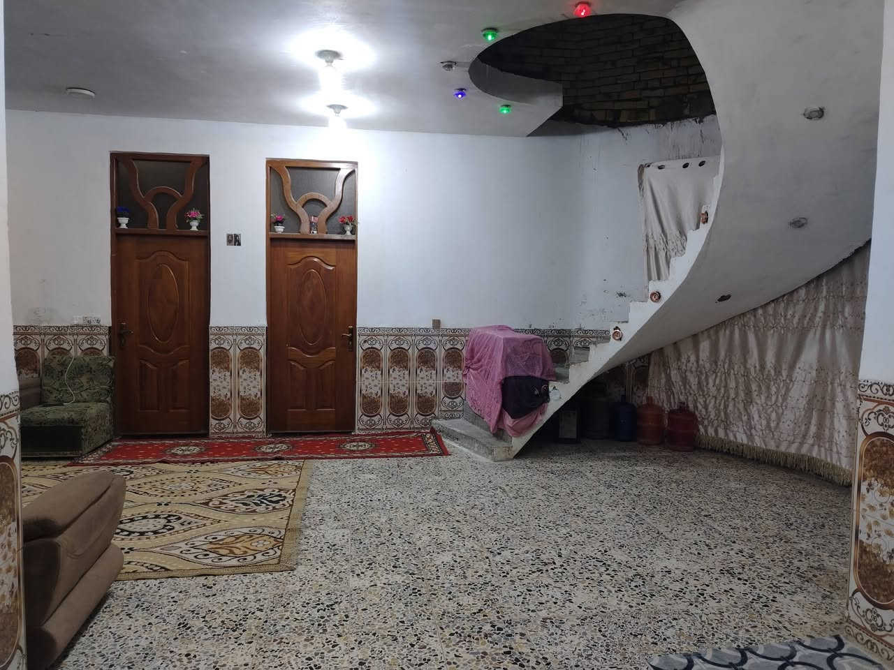 السلام عليكم بيت في منطقه البيضاء قرب الانوار المساحه الكليه 300 متر الاستفسار الرقم /***********
