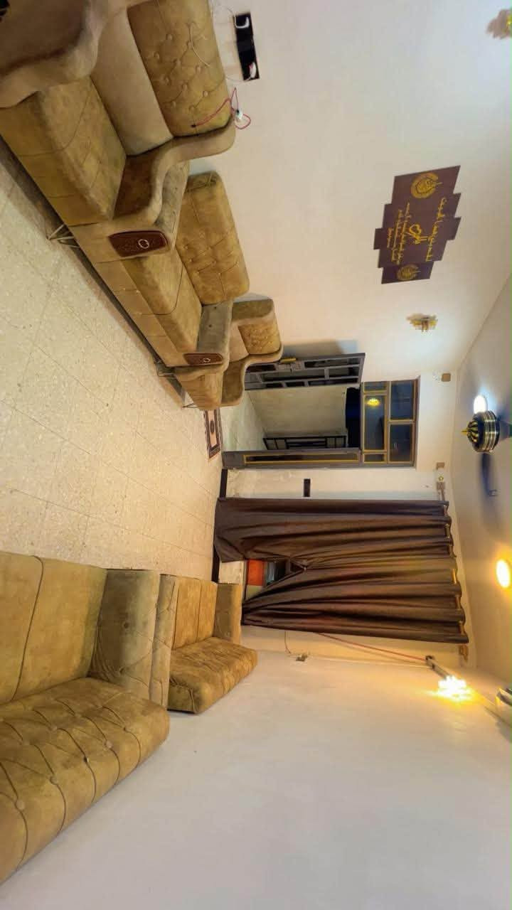 السلام عليكم 
بيت 100 متر زراعي بناء 2022
مقابيل الهزه 
بمنطقه طالب العلي شارع بيت المؤمن تبليط شارع الرئيسي 
تفاصيل البيت  طابقين:
⬅️الطابق الارضي 
مدخلين مع أرتفاع البيت 70 سنتمر عن الشارع 
كراج خارجي 
تواليت خارجي سيراميك 
استقبال 
حولي مطبخ
حمام وتواليت داخلي سيراميك 
غرفه نوم طابق ارضي 
ترك منور 
درج مرمر مع كاشي مرمري 
⬅️الطابق الثاني مطبك جديد:
حولي طابق ثاني (صاله )
مخزن طابق ثاني 
غرفه نوم طابق ثاني مع بالكونه
سطح طابق ثاني مطبك شتايكر جديد
سطح طابق ثالث مطبك شتايكر جديد
البيت ماء وكهرباء وتاسيس سبالت كامل ومجاري كامل وحديث
السعر 73 مليون وبيه مجال 
الاتصال 
***********  الاتصال واتس اب
***********

نص مكتوب في الصور:
- الدار للبيع للاستفسار ***********