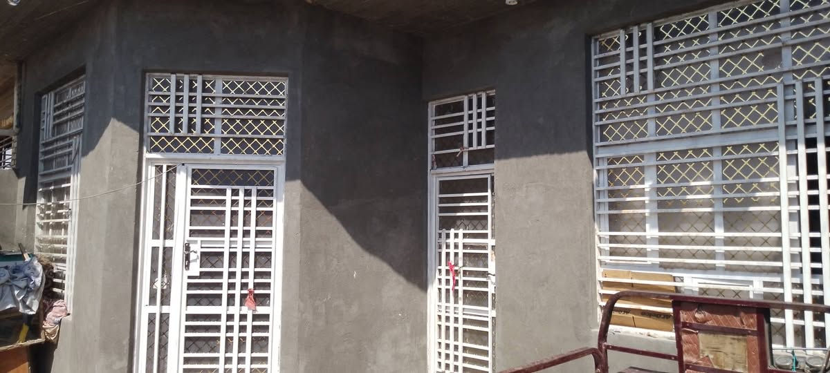 #بيت للبيع مساحه 200م...بناء حديث   بمجمع صلاح أول شارع .. مقابل المستشفى القاسم 
حدل طبقات للارض+بوكس 60×60
بناء طابوق..صب كونكريت ....البيت بيه نواقص غير كامل
4×5غرفه. 
4×4.5 غرفة 
4ونص×8 صاله 
2 مناور للغرف 
5×6 مطبخ 
4.5×6.5 استقبال 
صحيات داخليه وخارجيه 
#السعر 75
اتصال ***********
