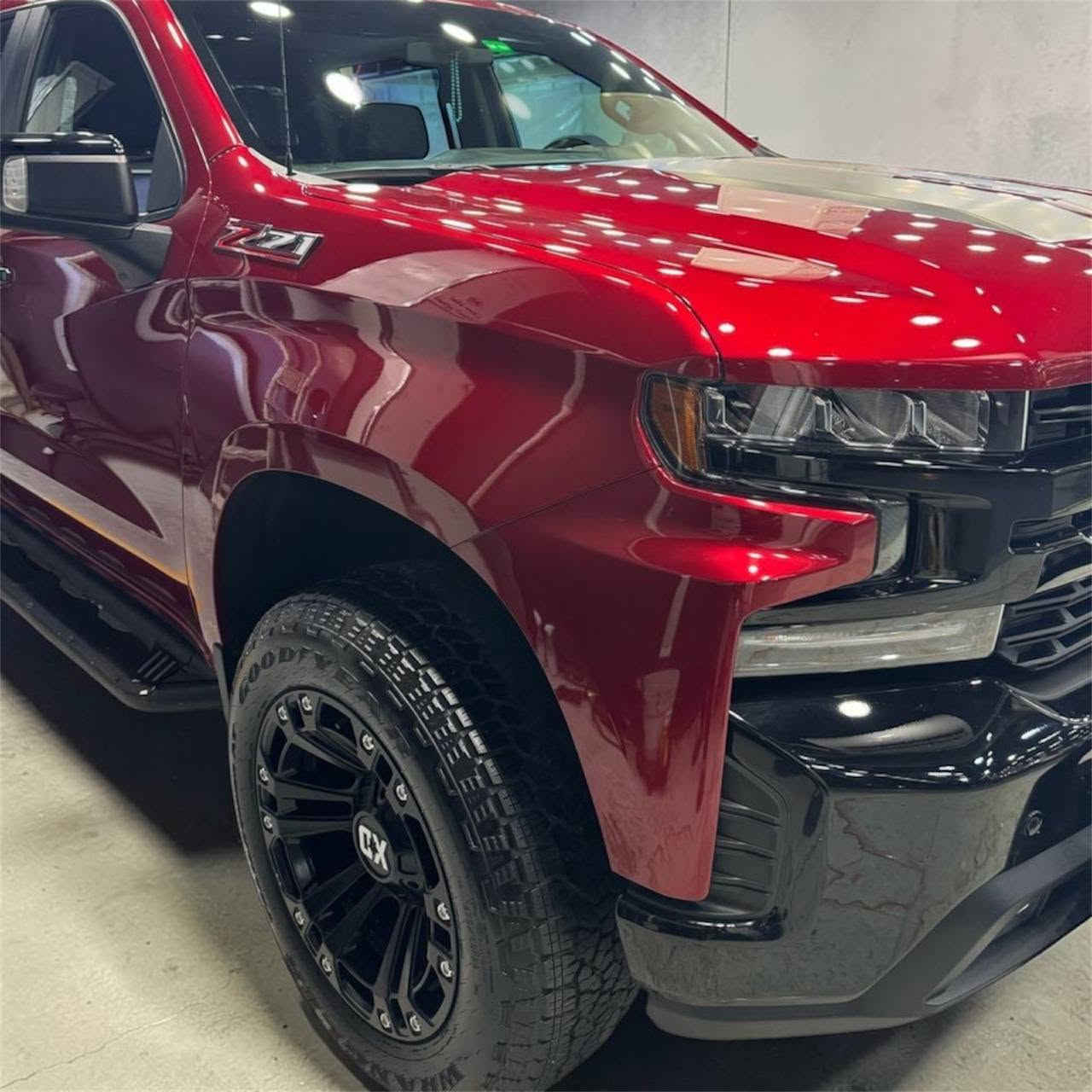 سلام عليكم ورحمة الله وبركاته 
 شوفرليت سلفرادو 2021 Z71 (فول مواصفات)
 المحرك: 6.2L V8
 المسافة المقطوعة: 52 ألف ميل فقط
 الرقم: بغداد 
المواصفات: فتحة سقف 
Z71 أوف رود مع فور ويل (4x4)  
 شاشة وكاميرات ورادارات كاملة (أمامي، جانبي، خلفي)
 نظام صوت حرفي Bose + شوزن/كزوز سبورت
 مقاعد جلد كهرباء (تدفئة للمقاعد والستيرن)
 إضاءة زينون بالكامل + مسطرة LED ودرع أمامي
 باب البدي كهرباء + إنارة خلفية + بوكسات بدي (عدد 2) + دوسات جانبية
 ويل كب حجم 20 + دواخل صاج + إنارة ترحيبية بالمرآة
#السيارة مرفعة بلادي امريكي  
#كزوز CORSA امريكي 

#### ملاحظة 
السياره مكفولة كفالة عامة 
 البدي بدون صبغ، بدون تبديل 
 الحادث: غـــــــــــــــــرق ------- (تم تغيير المقصورة الداخلية بالكامل جميع القطع من الوكالة اصلية مع الفواتير ) 

27000$ قفل 
  
***********

