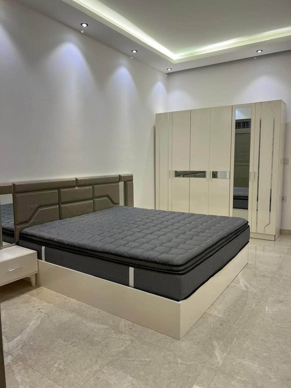 شقة موثثه دوبلكس طابقين 3 غرف نوم
📍المنصور حي دراغ 
الايجار الشهري 1300$ للاستفسار اكثر …
***********
