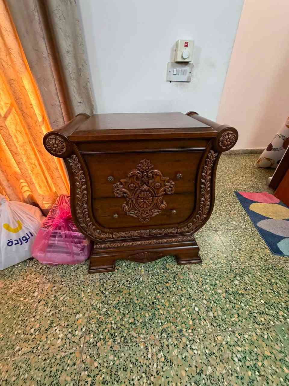 غرفه نفرين ماليزي درجه اولى مستعمل نضيفه عدد قطع ٦(سرير+دوشك،كنتور،ميز تواليت،دراور،كومدي ٢)الراغب بالشراء اتصل ب (***********) السعر 750,000دينار
