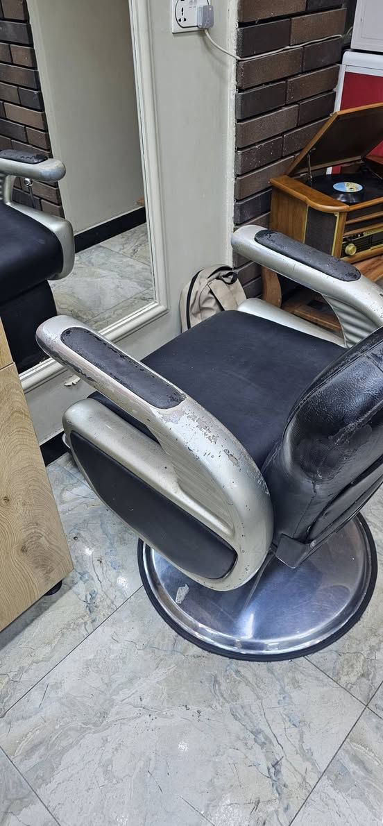 سلام عليكم
كرسي حلاقة نضيف جك مالته يصعد وينزل طبيعي بس يفتر يمنه ويسره 
150 وبي مجال 
الاعظمية شارع المحكمة قرب جامع ابو حنيفة 
***********
