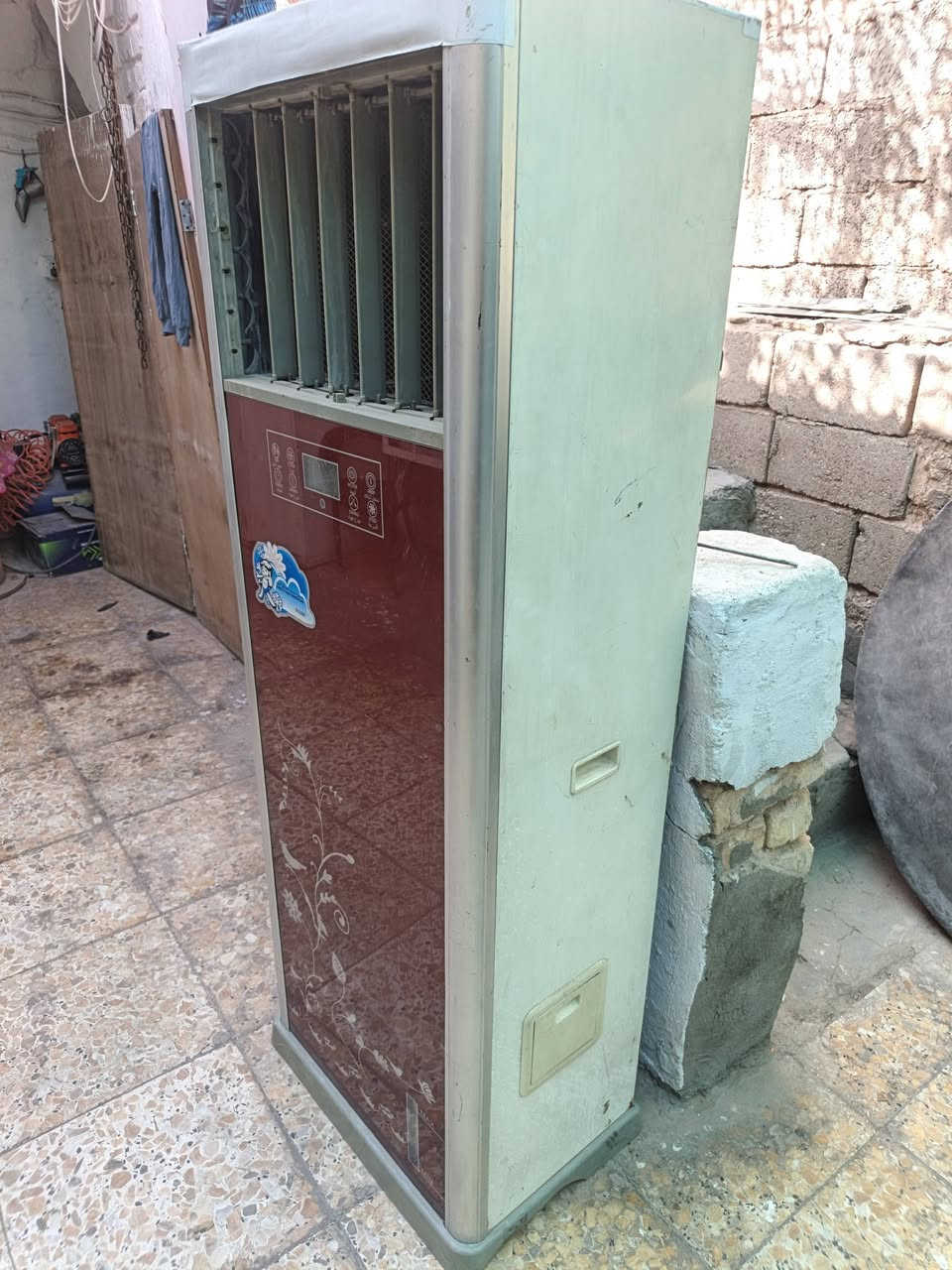 السلام عليكم مبرده للبيع شكل كنتوري شغاله الفحص سعر قفل من الاخير ب 50,000 مكاني بغداد الكاظميه هاتف ***********
