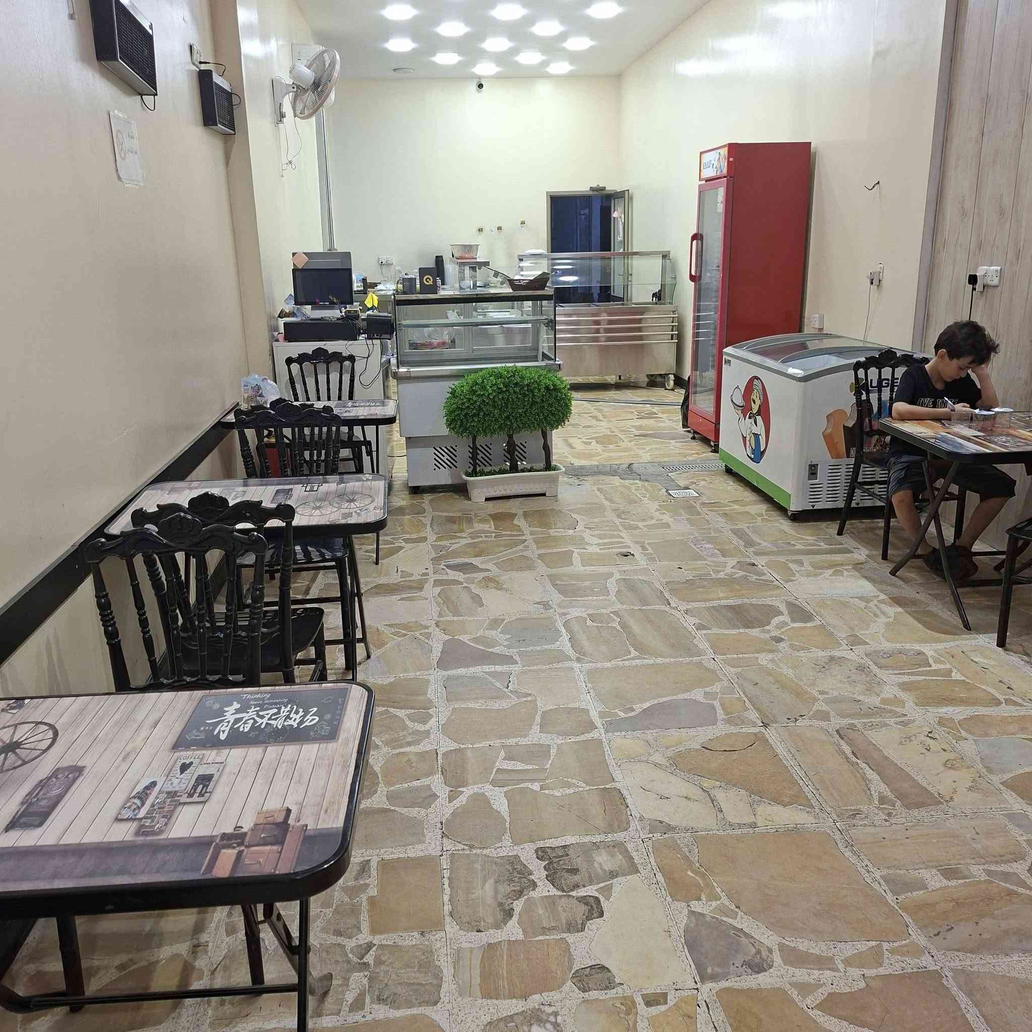 للبيع ..في الاعظميه شارع الضباط  مطعم يقدم اكل بيت شرقي .. صارله سنتين ونص عنده معاميل وزبائن ثابتين ومتجددين ..كامل من كل شي .. شغال ماشاء الله .. مساحته حدود ١٥٠ متر ..من ضمنه منام للعمال .. المشتري الجديد مباشره يجيب مسواك ويبلش بيع .. الاسم مسجل بغرفة تجارة بغداد .. يحتاج دعايه وترويج اكثر حتى يزيد مبيعاته ويحتاج ترتيب اكثر للصاله الداخليه ..
للبيع ..في الاعظميه شارع الضباط  مطعم يقدم اكل بيت شرقي .. صارله سنتين ونص عنده معاميل وزبائن ثابتين ومتجددين ..كامل من كل شي .. شغال ماشاء الله .. مساحته حدود ١٥٠ متر ..من ضمنه منام للعمال .. المشتري الجديد مباشره يجيب مسواك ويبلش بيع .. الاسم مسجل بغرفة تجارة بغداد .. يحتاج دعايه وترويج اكثر حتى يزيد مبيعاته ويحتاج ترتيب اكثر للصاله الداخليه ..
 ايجاره ٣ ملايين بالشهر
السعر المطلوب ٤٠ مليون وبيه مجال بسيط
الجاد وحاب يتفضل يتصل وبالخدمه عالرقم ***********
