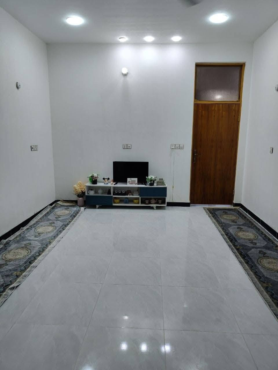 دار للبيع مساح200طايق واحد يحتوي على غرف عدد2 مطبح حار اوبارد اوصاله واستقبال منطقة ادبيه والجرحه ابنص البناء قريب الدوارئر الحكوميه الاتصال ***********
