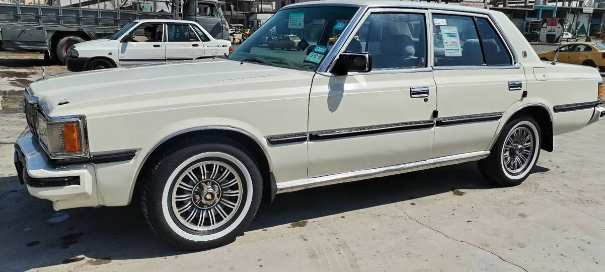 السلام عليكم للبيع سوبر موديل 82 رقم نينوى انكليزي بسمي سنويا لل31 محرك وكير شرط صبق حزام بدون ضرر شرط طخم امامي وخلفي جديد تاير اربعا جديد وايرمنيه شغالا السعر 40 بيها مجال مكان السيارا موصل جانب اليمن الستفسار *********** //***********
