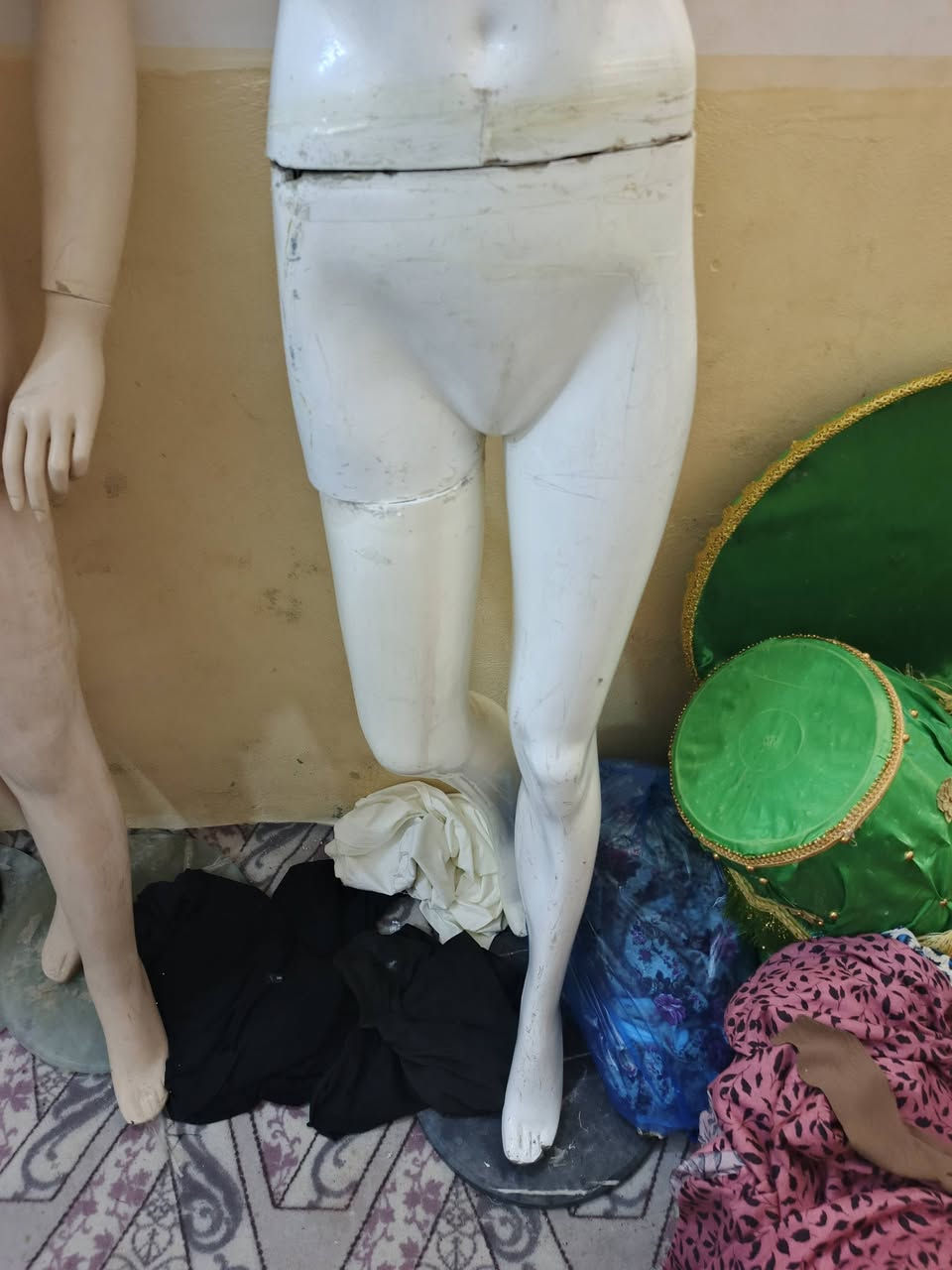 سلام عليكم لعبات العرض الملابس سعرهن كلهن ب100 الف ***********
