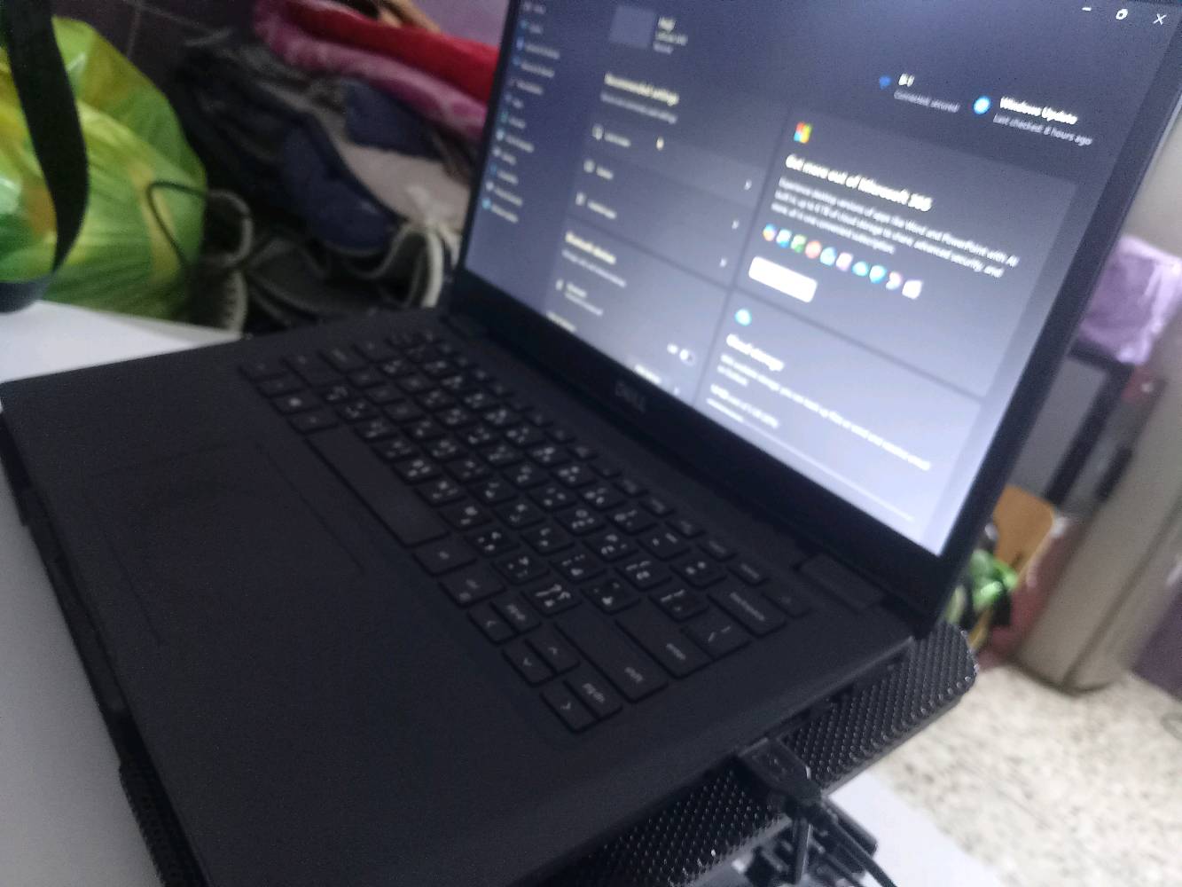 لابتوب dell latitude 3410 

للبيع ب 285 او مراوسه بواحد احسن 
يجي وياه:
1-ستاند مبرد نفس الي بالصوره
2-شاحنته الاصليه نظيفه
3-ماوس
4-جنطه

i5-10u

256gb ssd

8gb ram

14inch

عيوبه:

1-البطاريه ناقص عمرها

2-الشاشه TN(HD)

3-منفذ سماعه مايشتغل مدري ليش بس انطيك توصاله منفذ هديه
وين موقعك بالضبط؟ وأكو إمكانية أشوف اللابتوب وأجربه قبل الشراء لو بس تسليم مباشر؟: 
بغداد عبيدي وتقدر تجرب لابتوب قبل ما تشتريه
شنو موديل المعالج الكامل بالضبط؟ يعني i5-10U شنو الرقم الكامل والجيل حتى يكون أوضح للمشتري.: 
i5 10200U
البطارية شكد تدوم تقريبًا بالاستخدام الحقيقي؟ وهل بيها تقرير صحة أو نسبة تقريبية؟: 
ساعه
الرام 8GB والـSSD 256GB: هل بيها مجال ترقية أو إضافة هارد/رام بعدين لو لا؟: 
اي ينزاد لحد 1t ssd /32gb ddr4
البيعة بيها تفاوض؟ وإذا أكو بدل/مقايضة، شنو النوع أو المواصفات اللي تقبل بيها؟: 
اريد واحد احسن او بيه معالج رايزن