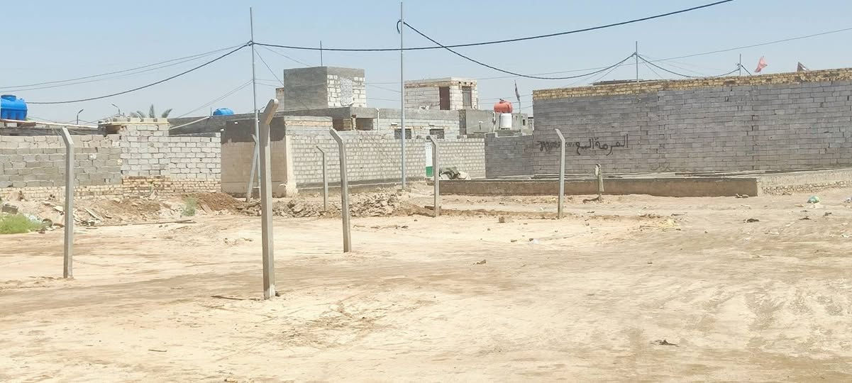 السلام عليكم قطعة ارض للبيع سند 25 مداور ثاني يوم مباشره مساحتها200 متر  واجهيتها 10والنزل 20 قرب معمل الكاشي طريق حله ديوانية 
 
 قرب مدرسة  وقرب مجمع صادق السكني تبعد عن الشارع الرئيسي اقل 500 متر 
للاستفسار اكثر تصال ***********

