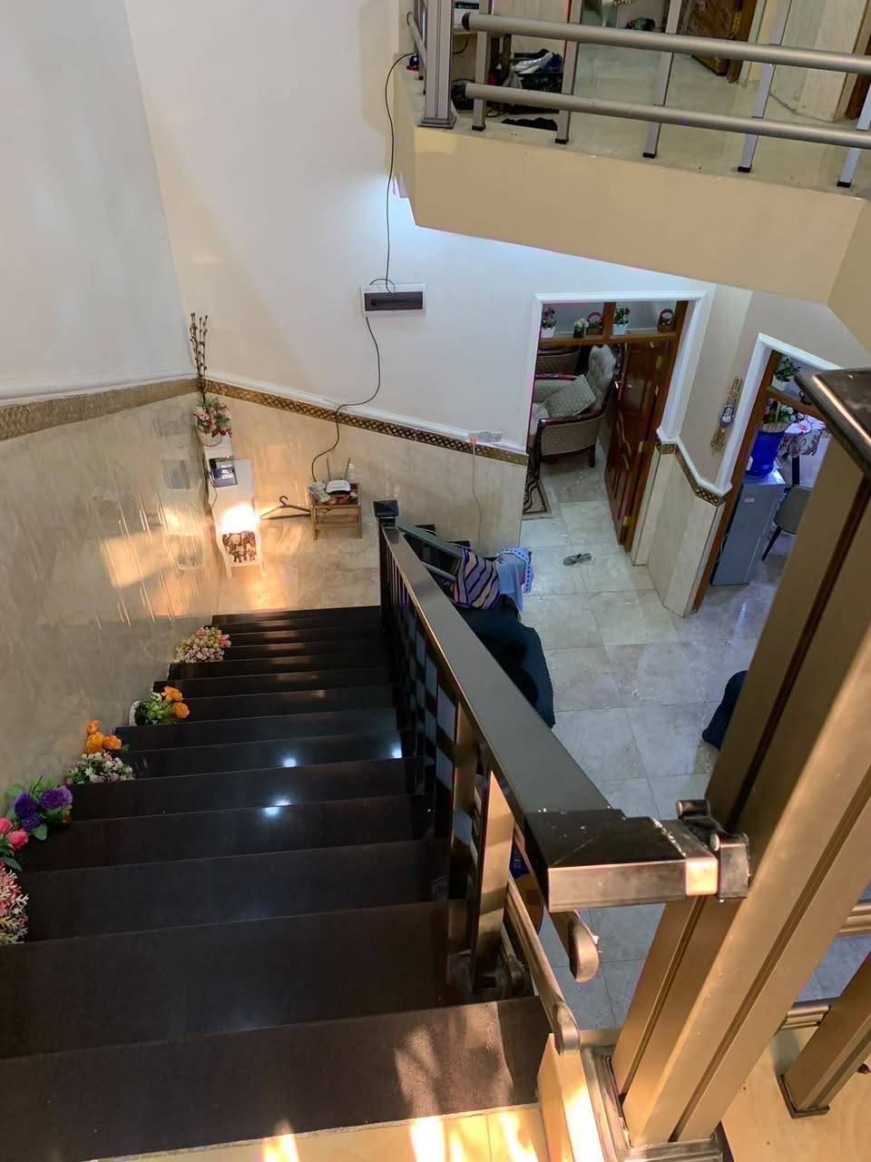 دار مميز جداً للبيع
📍📍الغزاليه الهياكل العمداء 
 مساحه الدار 150م واجه 7ونص نزال20
يحتوي على 4 غرف 
و3 صحياتWC
ومطبخ حار وبارد 
واستقبال 
بناء حديث جداً بناء حجر ومرمر درجه اولى 
للاستفسار ***********
