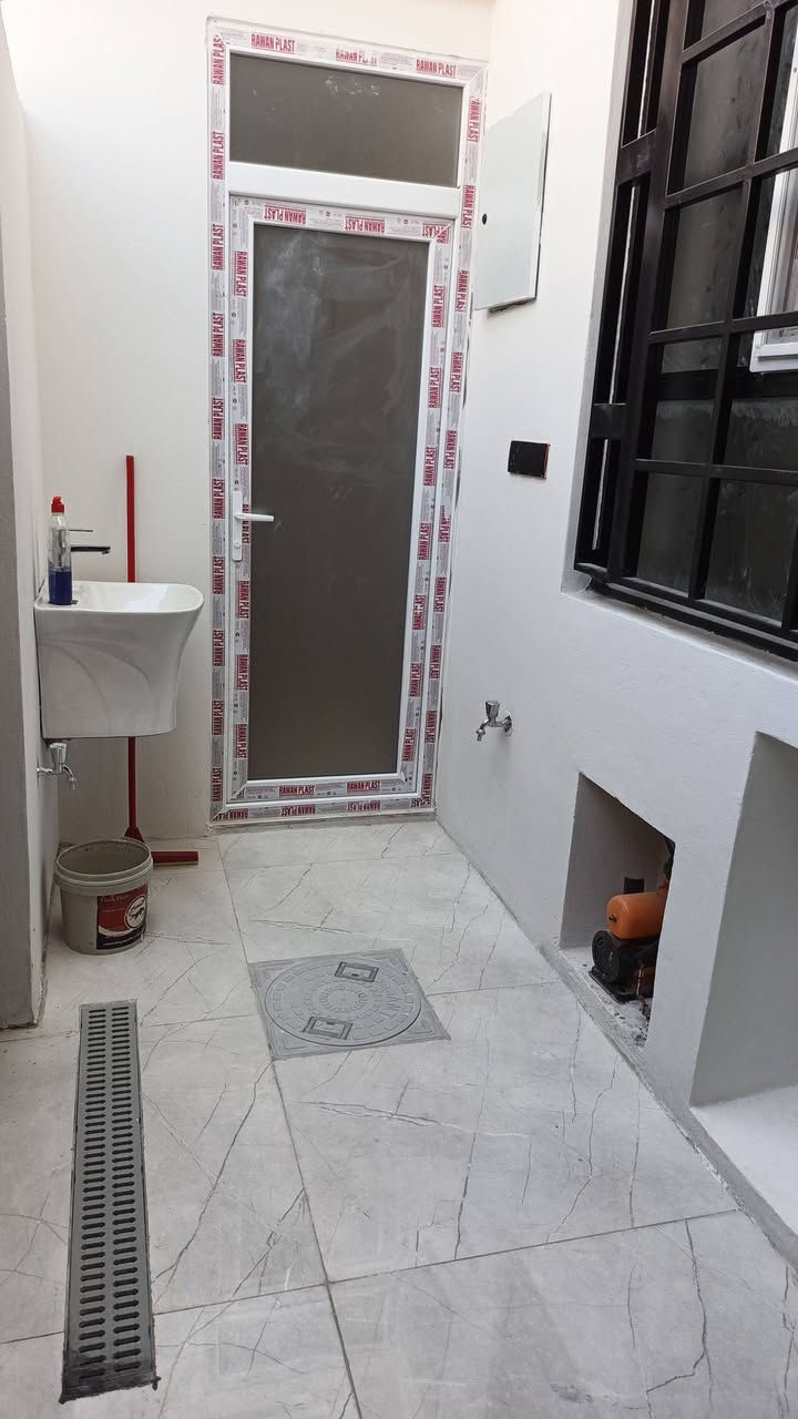*السلام عليكم*

*يوجد بيت للبيع - كربلاء / خلف السفارة التركية*

🏠 *المواصفات:*
▪️ المساحة: 100 متر
▪️ البناء: طابقين طابوق جمهوري - بناء حديث
▪️ التفاصيل: 4 غرف نوم + صالة + استقبال + مطبخ + 3 صحيات

📍 *الموقع:* كربلاء - خلف السفارة التركية (موقع مميز)
📄 *الجنس:* طابو زراعي سند 25 قرار محكمة
💰 *السعر:* بسعر كلش مناسب

📞 *للاستفسار والاتصال:*
***********
***********

*مكتب سيد رياض الأعرجي للعقار*
---
