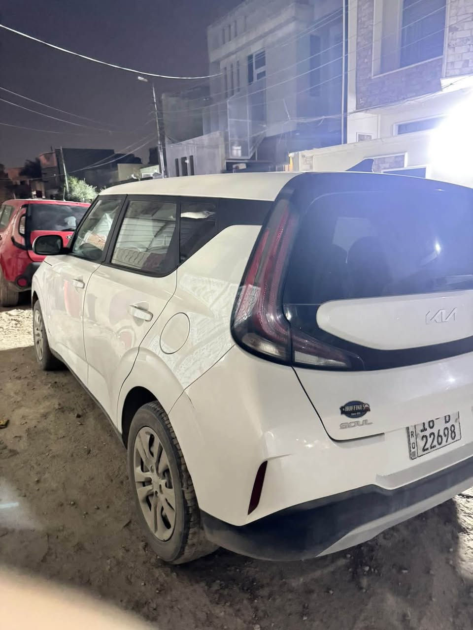 كيا صول 2023 (Kia Soul LX) - للبيع
المواصفات والتفاصيل:
 الموديل: 2023
 الفئة: LX
 المحرك والجير: محرك 2.0L اقتصادي وقوي، جير أوتوماتيك (سلس جداً بالمشي)
 الموقع: بابل - الحلة
تجهيزات السيارة:
 شاشة لمس أصلية تدعم Apple CarPlay و Android Auto
 كاميرا خلفية مع خطوط توجيهية
 أنظمة أمان وتثبيت سرعة (Cruise Control)
 نظام تحديد المسار والحفاظ على المسار (Lane Keep Assist)
 تبريد ثلج ما شاء الله
 داخلية نظيفة جداً بحالة الشركة
حالة السيارة:
 جاهزة من كلشي، ما تحتاج ولا فلس مصاريف استهلاكية.
 مجددة أوراقها ومكفولة ميكانيك وكهربائيات.
(حادثها حافه الجاملغ فقط ).
السعر: [١٥١] $ (وقابل للتفاوض البسيط للجادين)
للتواصل والاستفسار:
رقم الهاتف / واتساب: [ *********** ]
