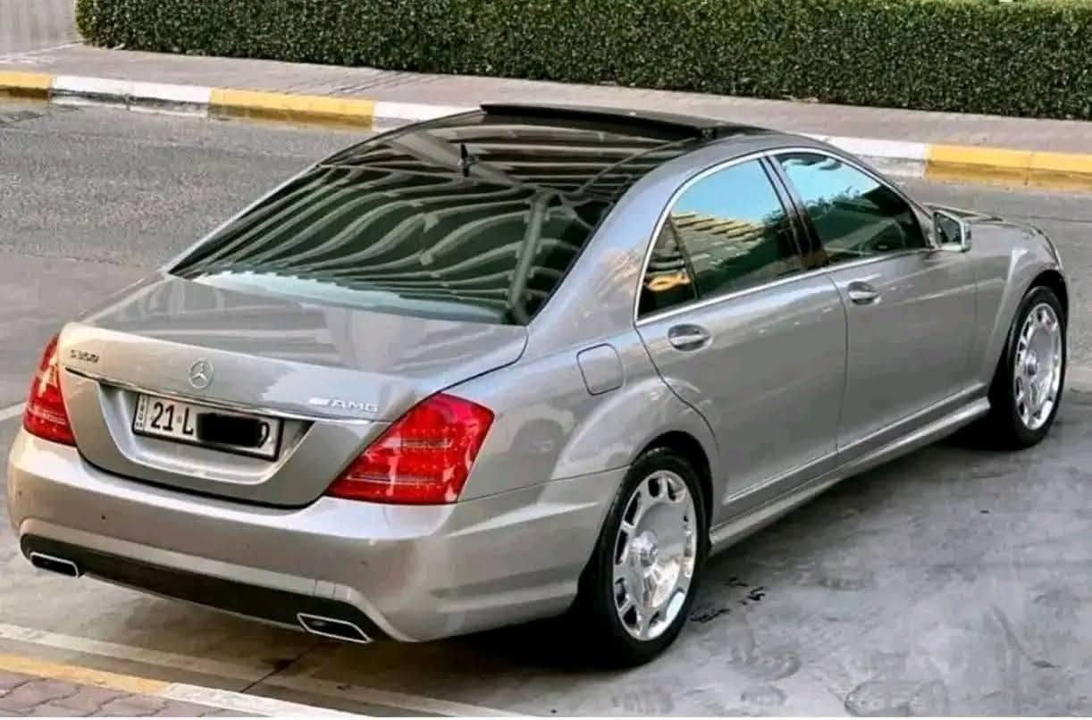 بسعر كورلا مستعجل عالبيع 158 ورقة وبي مجال للشراي
سياره بالكارتون ماشية 170 الف كيلومتر 
مرسيدس S350 موديل 2006 محدث 2013 
لأصحاب الذوق الرفيع والتميز، معشوقة الجماهير اليخت الألماني بحالة ممتازة وجاهزة للاستخدام الفوري.
المواصفات والخصائص:
الفئة: S-Class (W221)
الموديل: 2006 محدثة 2013
المحرك: S350 (6 سلندر، عزم قوي واقتصادي بالوقود)

رقم سليمانية باسمي سنوي جديدة 
الحجم: لارج (Large) - قاعدة عجلات طويلة (باب طويل) لراحة قصوى للمقاعد الخلفية.
اللون الخارجي: ذهبي ملكي مميز جداً وجذاب.
اللون الداخلي: جلد (بيج/اسود) بحالة جيدة جدا
الإضافات والمميزات:
نظام الستائر: مجهزة بـ 5 بردات (ستارة خلفية كهربائية + 4 ستائر جانبية للأبواب الخلفية والمثلثات) لخصوصية وعزل تام.
فتحة سقف بانوراما 
حساسات أمامية وخلفية (Parktronic).
مقاعد كهربائية مع ميزة الذاكرة (Memory Seats).
نظام ملاحة وشاشة عرض تحكم كاملة.
تكييف مركزي منفصل (ثلاجة)
ويل مايباخ 19 انج
حالة السيارة:
السيارة مسرفسة بالكامل وجاهزة، لا تحتاج لأي مصاريف أساسية.
محرك، گير، وشاصي على الفحص.
بيها صبغ اثر شخوط وتوجد صور تثبت ذلك للمهتمين
مكان السيارة بغداد الغدير
للاستفسار ***********
