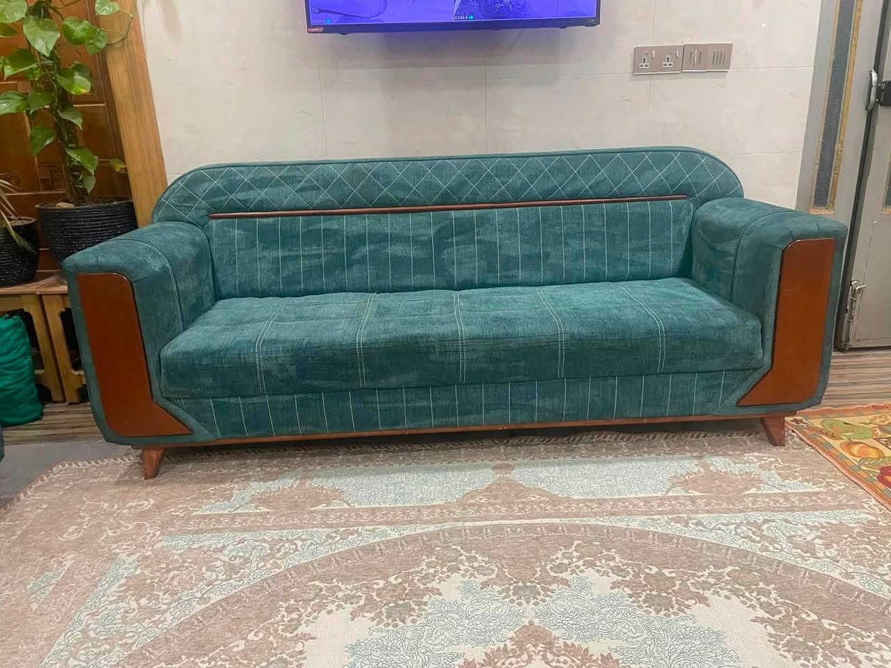 السلام عليكم تخم متسعمل 9 نفرات تضيف للبيع ثلاث قنفات بس   
***********
