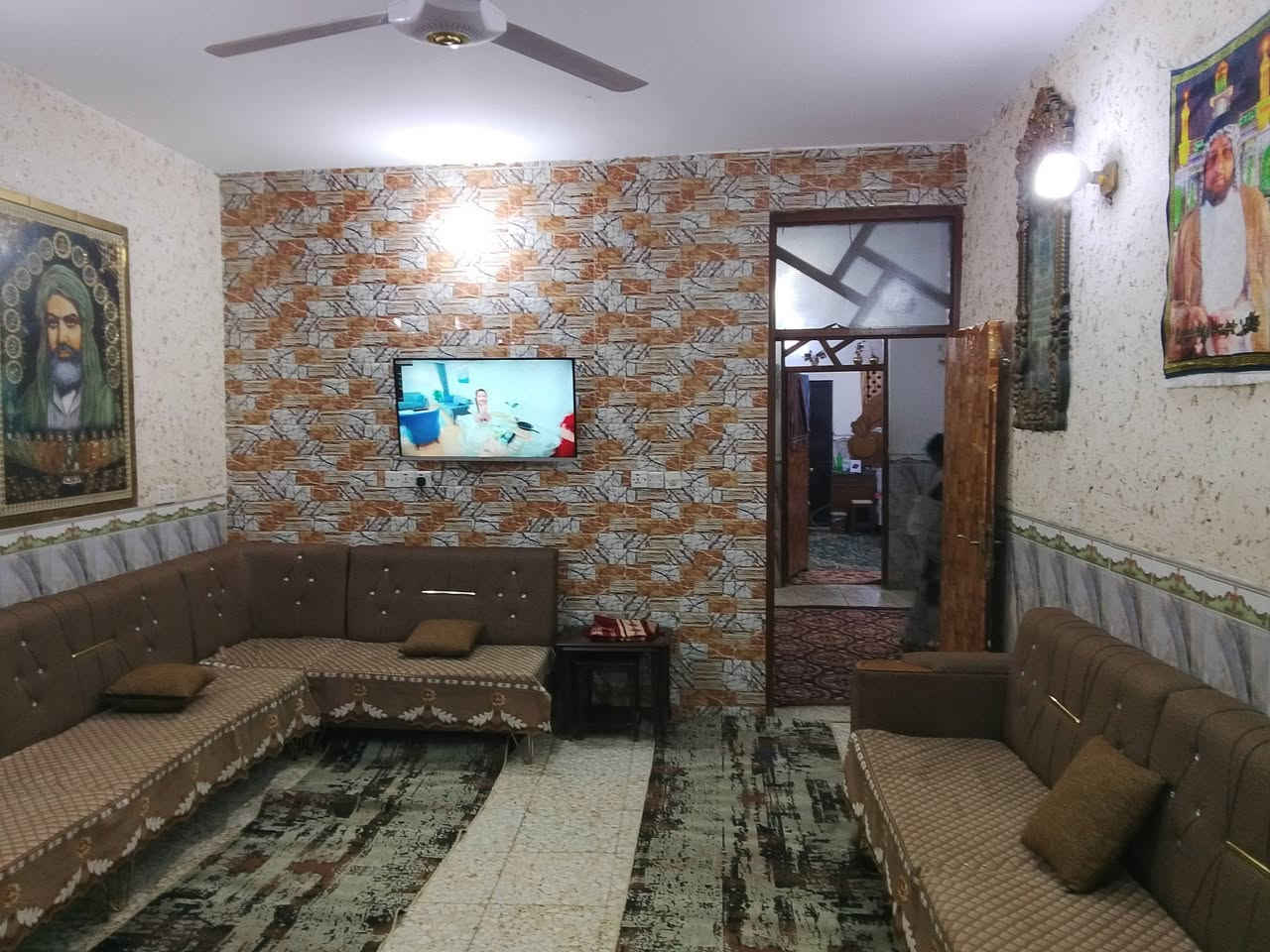 بيت للبيع او مراوس الزعفرانيه شارع الزوراء يم اسواق الباشه او اسواق الورده بيت ركن على شارعين رابع فرع عن الشارع العام يم الجسر الجديد اسواق مريم مساحه البيت ١٦٠م طابق ونص اريع غرف نوم صاله عدد ٢ حمام عدد ٢  استقبال ومطبخ ومنور وترك خلف البيت كراج كبير زراعي قرار ١١٧ماشيه معامله تطويب رقم وتاريخ مستلم السعر ١٢٠ مليون وبي مجال للشراي البيت نضيف جدا رقم الهاتف ***********وتساب موجود
