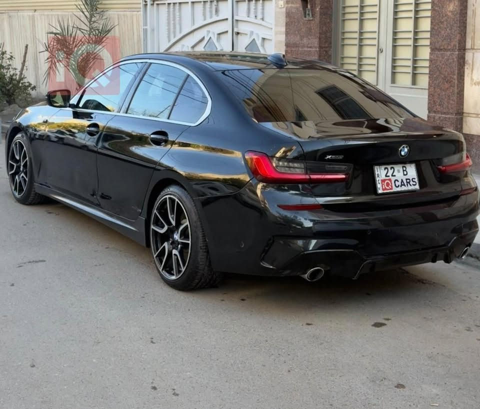 سلام عليكم ورحمة الله وبركاته 🌸
Bmw 330i 2021 🇺🇸 
وارد امريكي 🇺🇸 
الممشى :145000 كيلو متر 
مواصفاتها فول

محرك 2000✅

4 سلندر تون بور تيربو ✅

حساسات 360 

فتحة بانوراما

كاميرا خلفية مع رادار خلفي ✅

شاشة كبيرة بلادية✅

وضعيات 3 

(Eco - Comfort-sport)

مري شفط مع القفل 

بچم كبس 

ايرباكات كله سليمه فقط ايرباك الدركه  ✅

مابيها اي دواخل ✅ سعر 210 ورقه
***********📞ماكطع سعر ع الموبايل تجي تشوف سياره عجبتك تاخذها وتشلع عيوني🚀
