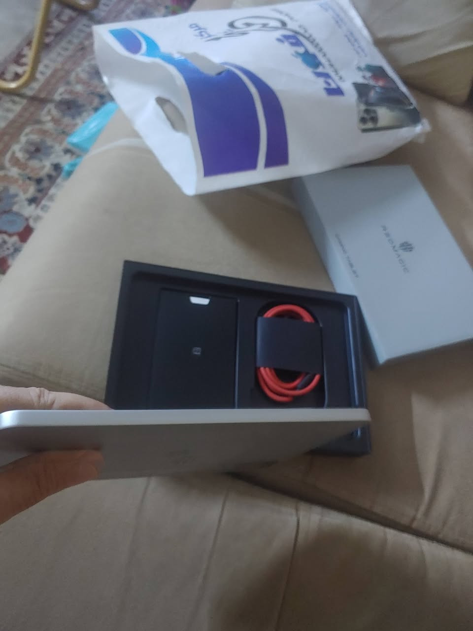 ريد ماجيك استرا نسخةعالميه ذاكره 512 نظافه 100 على 100 وياه كارتونته وكيبله الاصلي وشاحنه مال ريد ماجيك وكفرين. 
السعر 950 الف قفل. فقط الي يناسبه السعر وما يعامل يتصل على
***********
يوجل توصيل الى كل العراق
