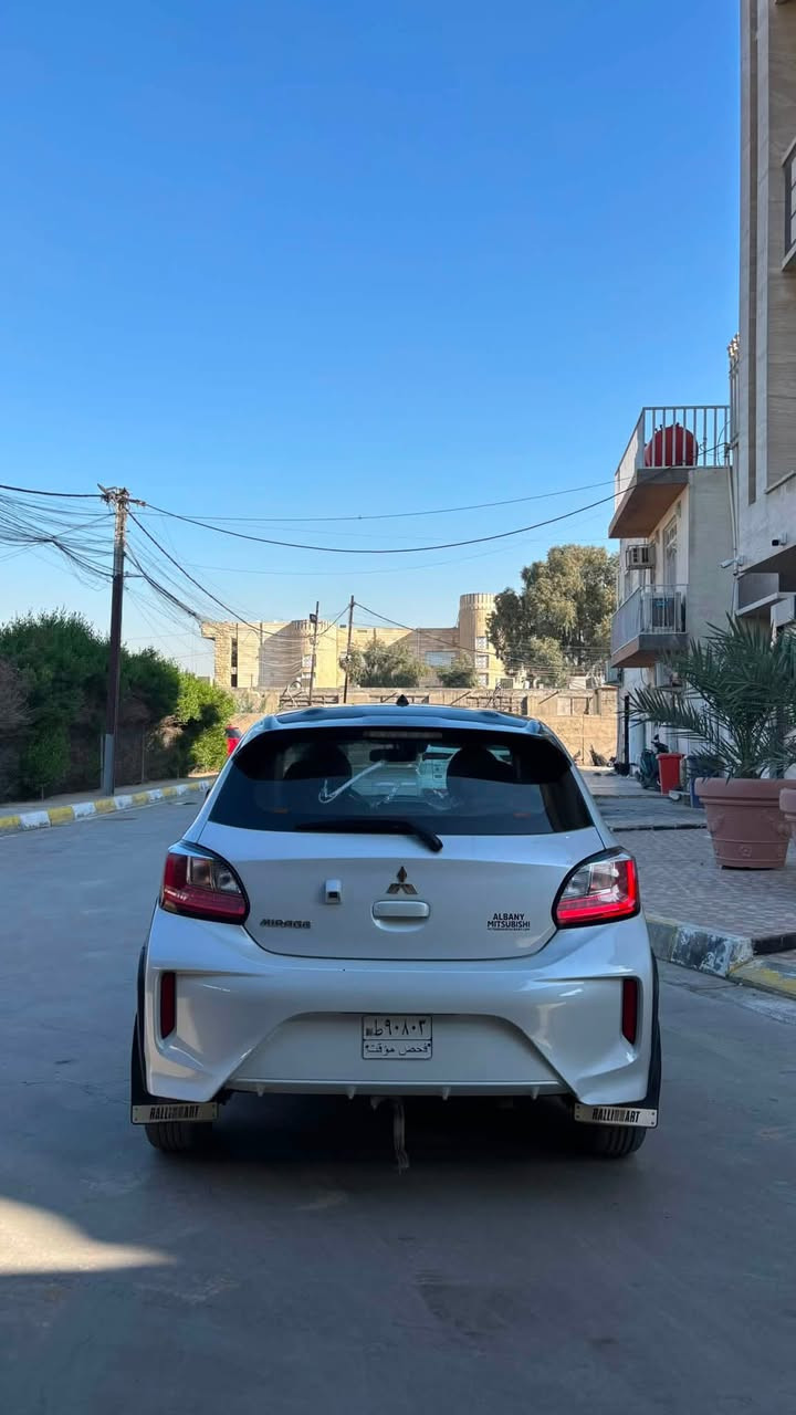 السلام عليكم  

 MITSUBISHI MIRAGE RALLIART 2023 
 المسافه المقطوعه 24000mi 
حجم المحرك : 1.2 , cyl3
لون ابيض 
بدون ايرباك 
السياره مابيها اي حادث بالبدي كلين فقط الغرفه محروكه
ابيعها على وضعها  مشتريلها بطاين جاملغات خلفيه الداخليه 
صور الحادث بالمنشور 
بدون رقم  تترقم كل المحافظات 
السعر 90 ورقه 
📍مكان السياره  بغداد حي الجامعه 
واتساب او اتصال للأستفسار 
***********
