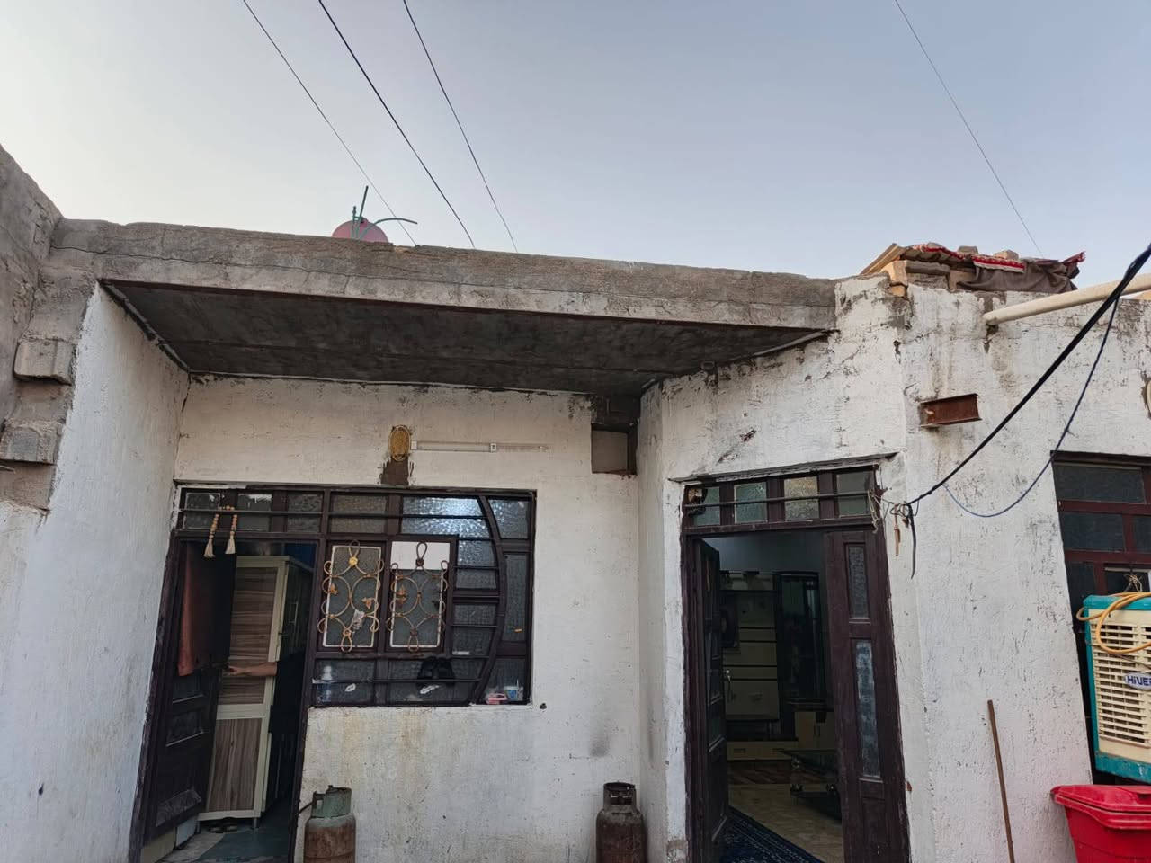 سلام عليكم دار للبيع مساحه 150متر مشمول بالتطويب يحتوي على غرفتين جوه وغرفه فوك وصاله ومطبخ وستقبال وتخاريج خارجيه وداخليه (العنوان سايدين ملعب الكوفه قريب دور معمل الأسمنت علمآ الدار يبعد عن الشارع العام 20 متر) السعر 65 وبي مجال:: للأستفسار الأتصال ع الرقم:***********
