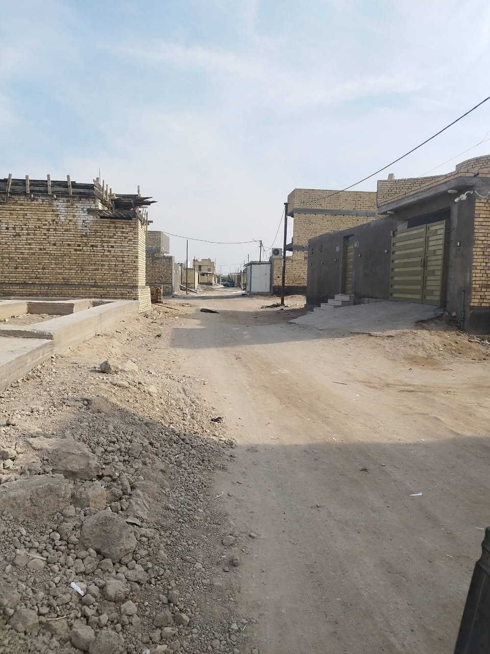 سلام عليكم بتلو للبيع في الورداوي مساحه البتلو 180يتكون من غرفتين وصاله ومطبخ حار او بارد اودونيه او صحيات خارجيه او لها شارع ثاني مقابيل كوفي شوب البنمبش او قريبه على ورداوي مقابيل الغسل مال رشوان..إذا موشراي لاتخابرني رحمله ولديك سعره29 ***********
