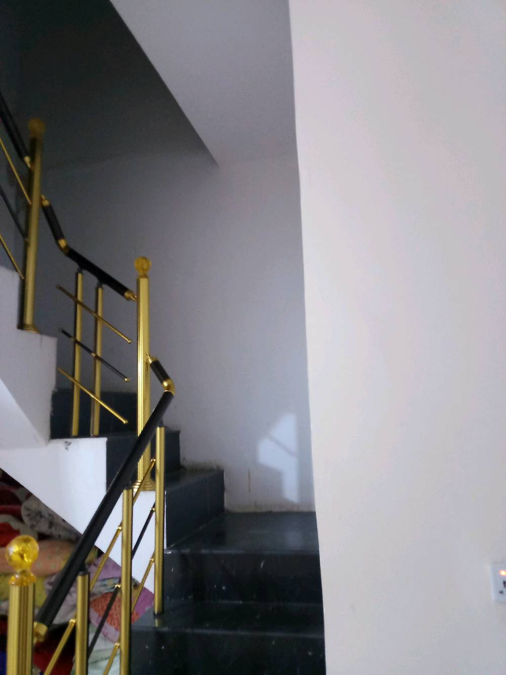 بيت للبيع ١٠٠م بغداد الثعالبه قرب جامع العطاء  البيت يحتوي على طابقين الطابق الاول استقبال مطبخ حولي غرفه نوم حمام داخلي حمام خارجي 
الطابق الثاني يحتوي على غرفتين نوم البيت جديد
