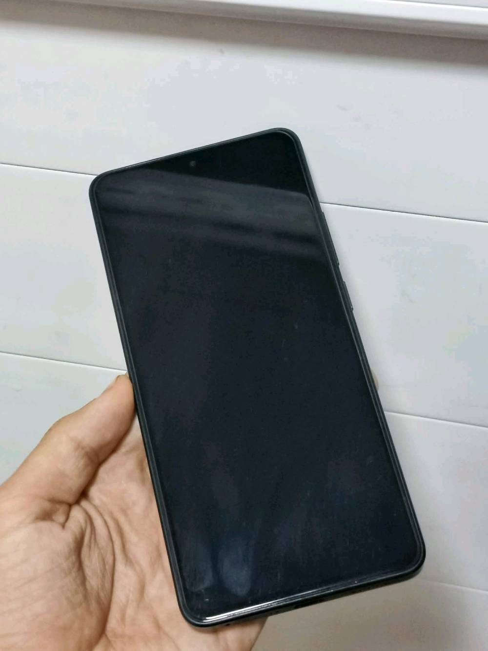جهازPOCO X7PROالسعر 500وبي مجال شريحه وحده وكاله الجهاز بي فقط شخط ب الشاشه طوله نص سنتيم ذاكره 256 نضافه 90٪ كفاله عامه الشخط مايبين بس ب الاضاءه 

