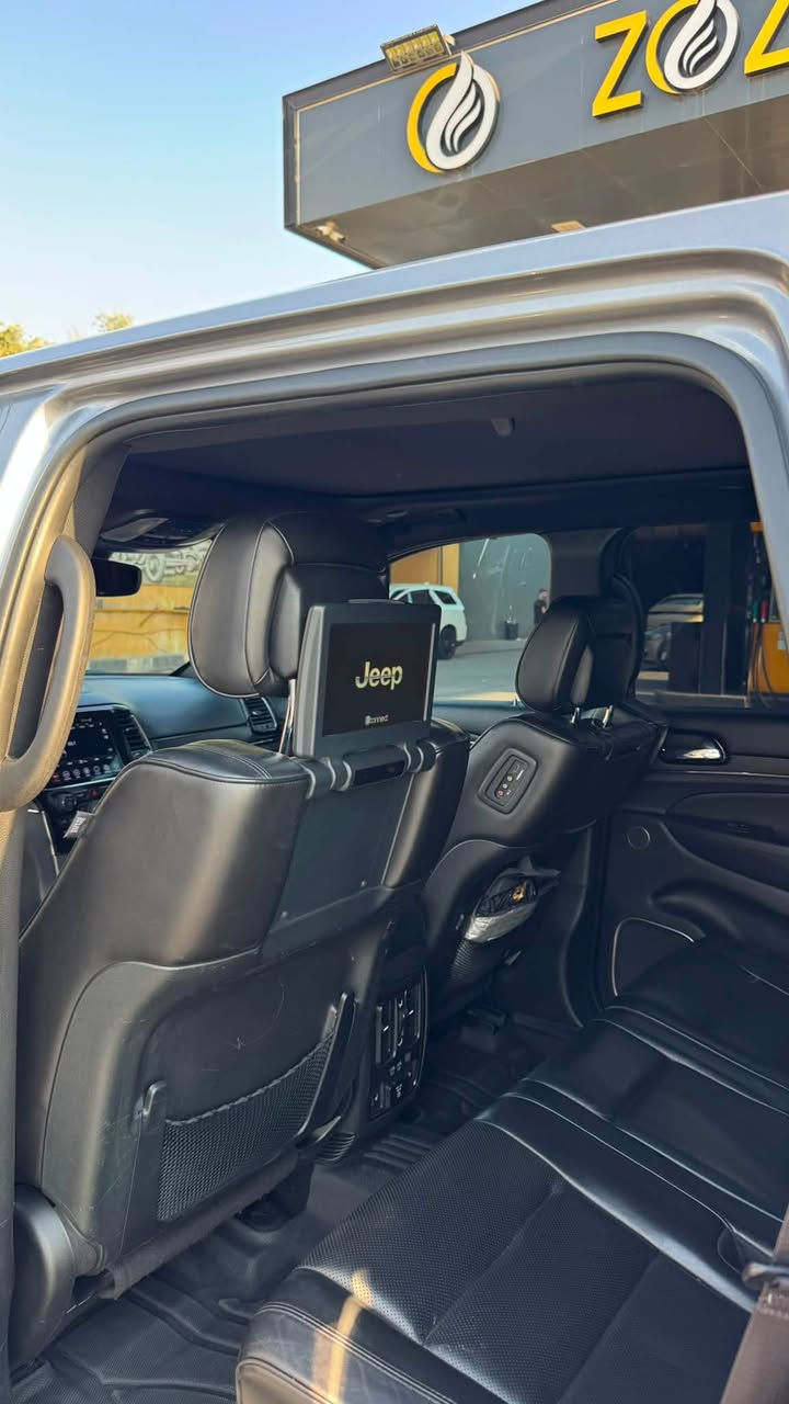 Jeep Grand Cherokee 2021 — 5.7 HEMI V8
🔥🔥

* موديل 2021

* محرك HEMI V8 سعة 5.7 لتر

* قوة 360 حصان

* عزم 529 نيوتن.م

* دفع رباعي 4×4

* ناقل حركة أوتوماتيك 8 سرعات

* جك/باب خلفي كهربائي

* شاشات خلفية

* شاشة وسطية تعمل باللمس

* شاشة معلومات للسائق

* كاميرا خلفية

* رادارات أمامية وخلفية

* حساسات اصطفاف أمامية وخلفية

* مراقبة النقطة العمياء Blind Spot

* تنبيه حركة المرور الخلفية

* مثبت سرعة متكيف Adaptive Cruise Control

* تحذير من الاصطدام الأمامي

* نظام مساعدة على الركن Park Assist

* فتحة سقف 

* داخلية جلد

* مقاعد كهربائية

* تسخين/تبريد المقاعد 

* تكييف أوتوماتيك

* Apple CarPlay / Android Auto

* تشغيل عن بُعد

* إضاءة LED

* جنوط رياضي

الرقم مو وياها انطي رقم غير هذا ويا السيارة

كتاب تضليل جديد سياره جديدة ماناقصها مصرف وسياره كلين تايتل بيها ملاحظات بسيطه موجوده باي سياره متعرضه للشارع 

السعر 29,500$ 

وبيها مجال  لتواصل ***********
