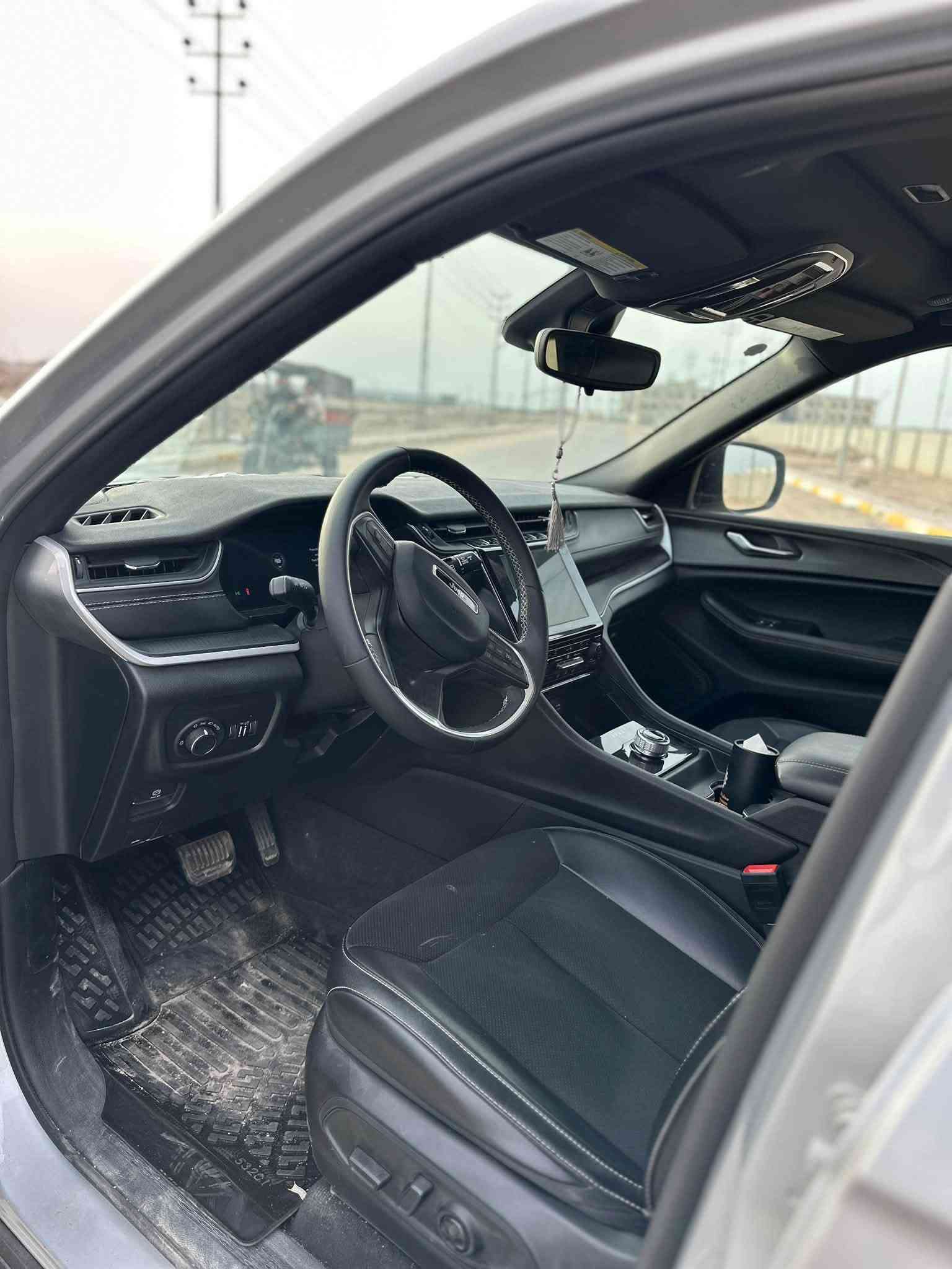 جيب كراند شيروكي التيتيود بلاك ادشن . الموديل : 2024 . (وارد امريكي) . 293hp . V6. 3.6L : المحرك العداد : 24 الف كيلو متر . المواصفات :
5 راكب . ﻿
دفع رباعي 4x4 . ﻿
رادار امامي مع مانع تصادم . ﻿
تحذير الخروج عن المسار . ﻿
تحذير النقطة عمياء . 
نظام تحذير عند التقاطعات.
شاحن موبايل وايرلس.
ويل قياس 20 انج .
فتحة سقف .
لوحة القيادة بقياس 12 أنج.
كير شفتر بالستيرن .
كاميرا خلفية. *شاشة متوسطة 8.1 أنج
المصابيح الأمامية زنون .
كشافات الضباب زنون،
دخول ذكي. 
الصندوق الخلفي كهربائي .
 ﻿فرش المقصورة الداخلية من الجلد والشاموا . ﻿
مقعد السائق كهربائي . ﻿
المقاعد الأمامية تدفئة . ﻿
حساسات خلفية . ﻿
دوسات جانبية . ﻿
مكيف خلفي .
 ﻿تدفئة مقود القيادة . ﻿
مانع تصادم خلفي . ﻿
بلوتوث تلفون . 
⭕️ مكاني البصرة رقم كتاب شهداء 
***********
