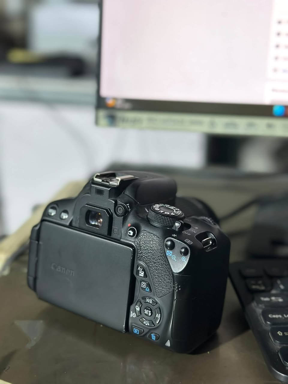 كانون D700  للبيع السعر 400 الف
