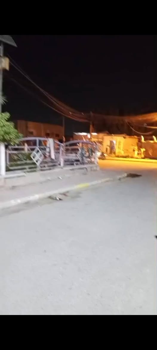 بيت مساحته 100م في الشهداء الاولى المربع الذهبي قرب مركز الشرطه طابقين الأول متكون من غرفه محولينها مطبخ وهول واستقبال ومطبخ زغير وصحيات داخليه وخارجيه والطابق الثاني متكون من غرفتين وصاله والطابق الثالث بيتونه وستاره وسطح بناء سنة 2011 صاير على ساحه خضراء  مرتب وما ناقصه اي شي بقية التفاصيل يم ملاحظه  يرهم. بيع أو مرواس بيت بالشهدا او الدبيه
الاستفسار الاتصال
***********
