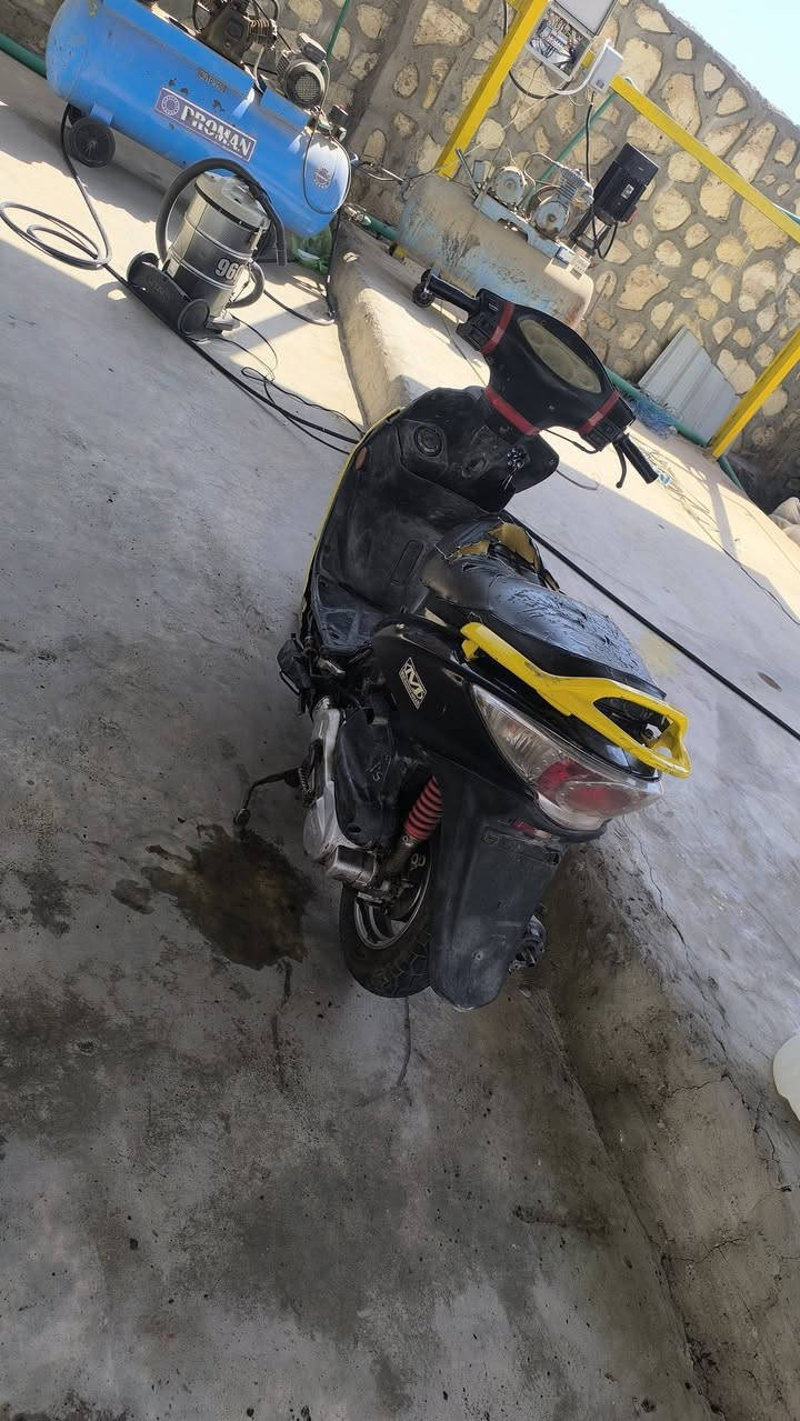 السلام عليكم كامكو جي فور غراضها جاهزه نقصها تريشة وحده ونقصها بريك خلفي فقط  كابريتر جديد سيم سكليتر جديد لايتات شغاله  الدراجة كسرت رنك فقط ماتعبك ولا اكذب عليك السعر 250وبيها مجال للاتصال ***********
