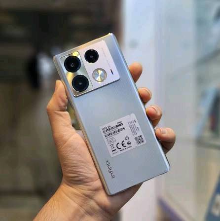 سلام عليكم جهاز Infinix NOTE 40 Pro الذاكرة والتخزين: مساحة تخزين داخلية 256 جيجابايت مع ذاكرة عشوائية (رام) 8 أو 12 جيجابايت (تدعم توسيع الرام افتراضياً حتى 24 جيجابايت).
• الكاميرا الخلفية: ثلاثية، الأساسية بدقة 108 ميجابكسل مع مثبت بصري (OIS)، بالإضافة إلى كاميرتين بدقة 2 ميجابكسل للعزل والماكرو.
• الكاميرا الأمامية: بدقة 32 ميجابكسل.
• البطارية والشحن: سعة 5000 مللي أمبير، تدعم الشحن السلكي السريع بقوة 70 واط (لنسخة 4G) أو 45 واط (لنسخة 5G)، وتدعم الشحن اللاسلكي المغناطيسي MagCharge بقوة 20 واط.
• نظام التشغيل: أندرويد 14 مع واجهة XOS 14.
• الصوت والأمان: سماعات ستيريو مزدوجة من JBL، وبصمة إصبع مدمجة تحت الشاشة.
• مقاومة الماء والغبار: معيار IP54 (أو IP53 حسب