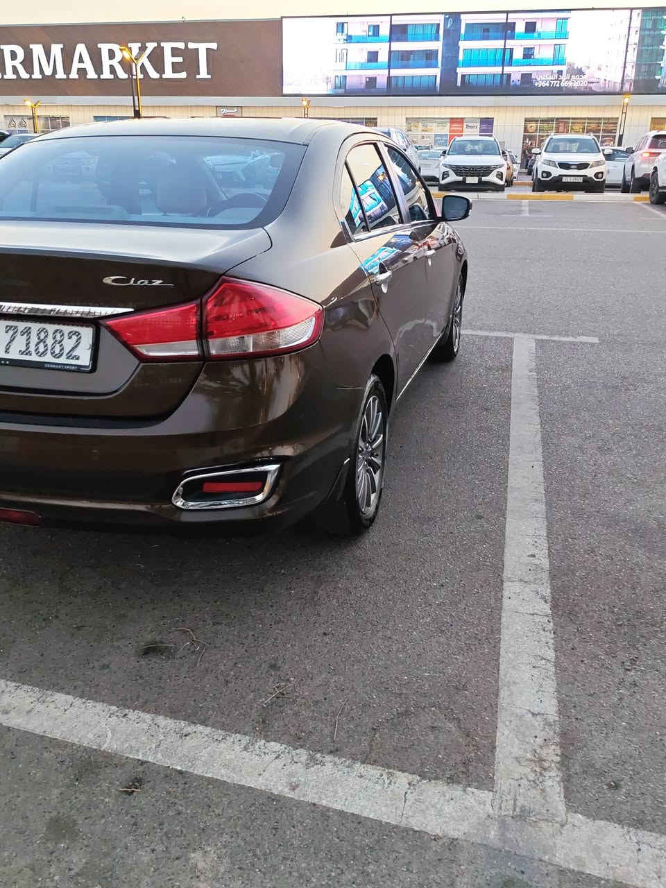تم تنزيل السعر ### 📌 إعلان بيع سيارة
نوع السيارة: سوزوكي سياز (Suzuki Ciaz)
الموديل: 2023
المسافة المقطوعة: 74 ألف كم
الحالة العامة: السيارة نظيفة جداً وبحالة الممتازة (استلام شركة)، لا تحتاج أي مصاريف أو نقص.
💡 تفاصيل الحجز والأقساط:
 * عليها إشارة حجز لمدة سنتين ونصف.
 * صاحب السيارة يتكفل بدفع الأقساط السنوية بالكامل (السيارة باسمه والتعهد قانوني).
💰 السعر المطلوب:105 ورقة (10500$) — *وبيه مجال للشراي الجاد*.
📞 للاتصال والاستفسار: ***********
