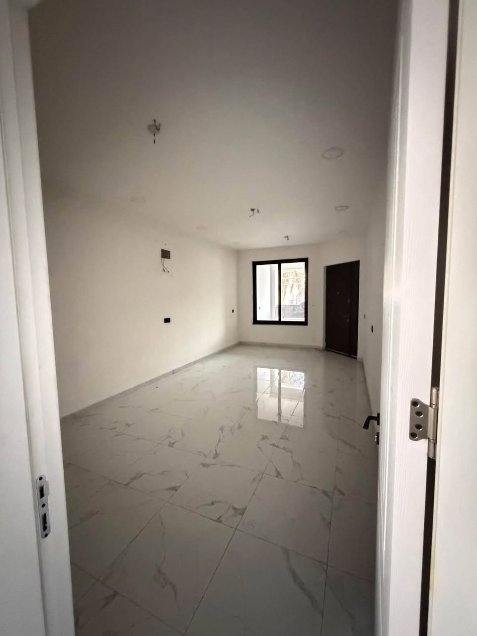 🏠 شقة للإيجار – الداؤودي

📐 المساحة: 264 م²
🛏️ 3 غرف نوم
🚪 مدخلان
🏢 الطابق الأول

📞 للاستفسار: ***********
مشتاق العقاري | بيع • شراء • إيجار
