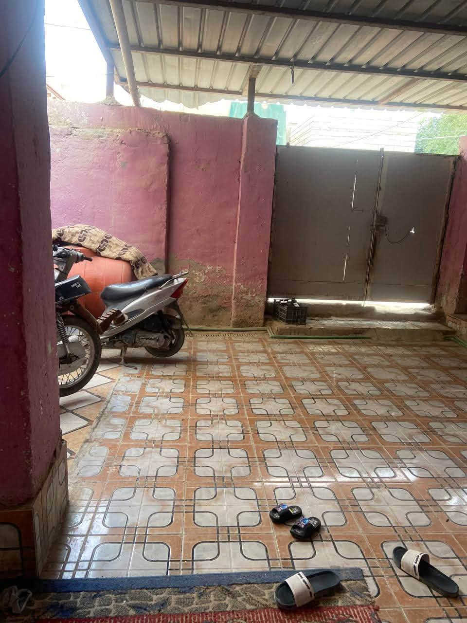 🏡 بيت للإيجار بموقع مميز جداً 🏡
📌 الموقع: حي العسكري الثاني قرب مصور الخالدي
📐 المساحة: 210 متر مربع
📏 الواجهة: 11 متر
🏗️ تفاصيل البيت (طابقين):
🔹 4 غرف نوم (2 بالطبقة الأرضية + 2 بالطابق الثاني) 🪟
🔹 صالة واسعة 🛋️
🔹 استقبال فخم 🛋️
🔹 مطبخ حار وبارد 🍳
🔹 مجموعات صحية (داخلية وخارجية) 🧼
🔹 طارمة واسعة 🚗
✨ مميزات إضافية: موقع خدمي وقريب من السوق والخدمات، جاهز للسكن فوراً!

للاستفسار يرجى الاتصال على الرقم ***********
