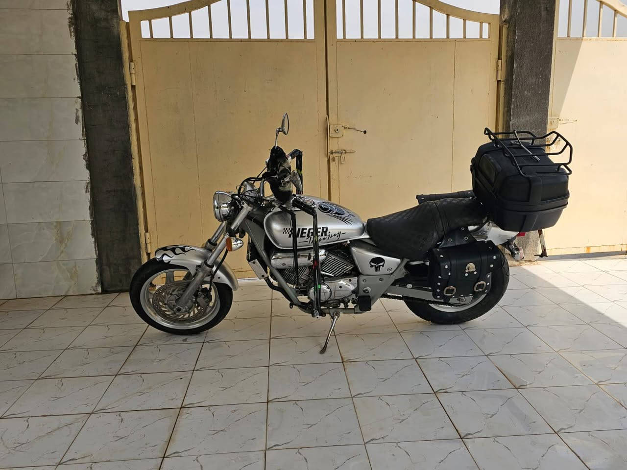 السلام عليكم دراجه هارلي HONDA محرك 250 اواراقه موجوده  محركه نشط خير من الله كفاله عامه مزوده بجنط صفح وجنطه خلفيه كبيره تايرات جدد زوج أمامي وخلفي قبل شهر شديتهن مي رادينر اخضر دهنها مبدله جديد وياها غراض احتياطيه كلهن وياها 
1-دبلات خلفيه
2- دبل امامي 
3- ماشه خلفيه كامله
4-ركبه اماميه 
5- يده كلج
6-وعقل كامل للعلم العقل وحده 75 
7- ضفيره دراجه كالمه احتياطيه
8- شخطه سلف
9- عتله تبديل كير كامله 
10- عتله بريك هيه وشيش البنزات كامله 
11-قبق تانكي 
12- جوزه 
13- كاك بانزين 
14-مجمع سلف كامل 
15 - ستان صفح
16- دواسان 
17- فافونه دشبول كامله 
18-قبق دشلي زنجيل 
العنوان ديالى منصوريه الشط قرب سيطره الغالبيه  الرقم ***********
