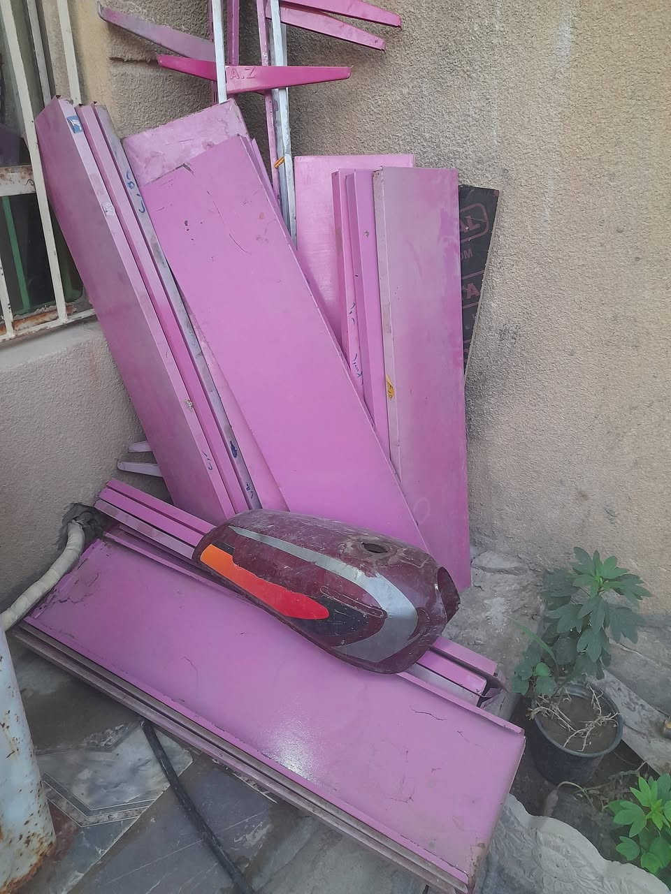 سلام عليكم رفوف محل ٢٥ قطعه كاملات معا سجج وقواعد مبرده نضيفه خاص موجود أو وتساب ***********
