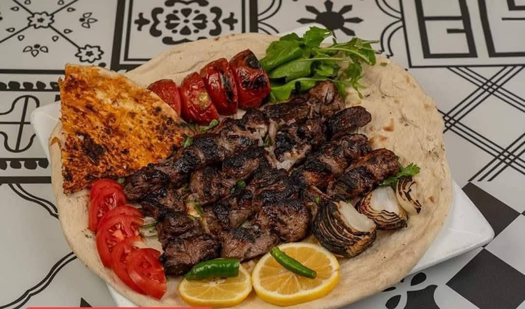 السلام عليكم..شيف مشاوي عام بكل أصناف المشويات أكثر من 10انواع بالكباب والتكك ومسحب دجاج وعرايس لحم  وعرايس مارينا وشيش طاووق واجنحه  والتمن الأحمر وكباب المتر وصلصات المشاوي بطريقه جدآ احترافيه شرط النكهه مختلفه متفرغ للعمل سكني بغداد الكرخ..*********** فقط بغداد الكرخ اشتغل..
