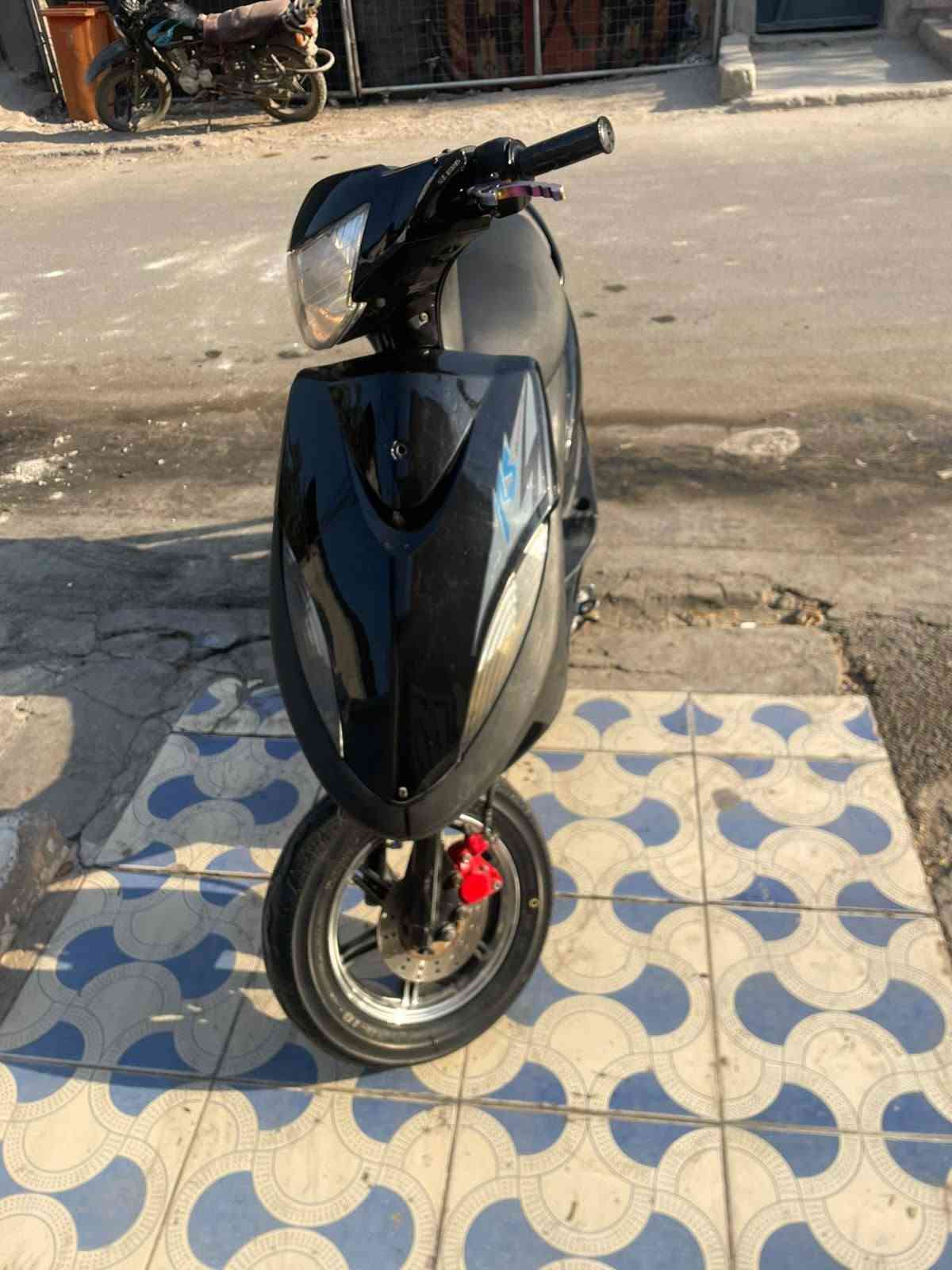السلام عليكم ماكس عدله رمبه دراجه بيها ويلكب وشيال وستان رياضي
دراجه كلش جديده مختمه كلها 
مكينه ما مفتوحة على وضع البلاد 
السعر600 مكاني بغداد الدوره 
ورقمي***********
