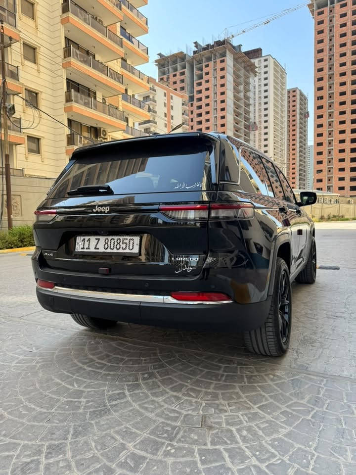 للبيع جيب كراندشيروكي 2023 بانزين6 سلندر سيارة تراي زيرووو  ب 280 ورقة
✅ اللون: أسود
✅ الحالة: حادث فقط جاملغ بدون صبغ مبدل نفس اللون مع العلم السيارة فقط جاملغ  بدون أي صبغ في هيكل السيارة، والسيارة بحالة ممتازة. دعاميات بلادية لايتات اصلية 
✅كير محرك كهربائيات كفالة 
✅ تحويل ثاني يوم 

أبرز المواصفات:
🔹 محرك 3.6لتر تنفس طبيعي قطرة دونز مابيها بقوة 293 حصان. 
🔹 ناقل حركة أوتوماتيكي 8 سرعات.
🔹 نظام دفع رباعي Quadra-Trac II.
🔹 إمكانية القيادة  لتوفير الوقود.
🔹 شاشة لمس تدعم Apple CarPlay وAndroid Auto لاسلكياً.
🔹 شاشة عدادات رقمية.
🔹 مقاعد جلد كهربائية مع تدفئة للمقاعد الأمامية.
🔹 مقود مدفأ متعدد الوظائف.
🔹 تشغيل بصمة (Keyless Entry & Push Start).
🔹 كاميرا خلفية مع حساسات أمامية وخلفية.
🔹 مثبت سرعة ذكي مع أنظمة أمان متقدمة.
🔹 نظام المحافظة على المسار، والتحذير من الاصطدام، ومراقبة النقطة العمياء.
🔹 مكيف أوتوماتيكي ثنائي المناطق.
🔹 مصابيح LED أمامية وخلفية.
🚗 سيارة تجمع بين الفخامة، الأداء القوي، والاقتصاد في استهلاك الوقود، ومناسبة للاستخدام اليومي والسفر.
📍 الموقع: بغداد المنصور 

📞 للاستفسار والتواصل ***********

للجادين فقط.

