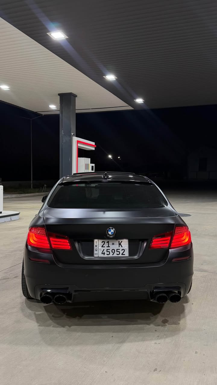 ***********
BMW f10 530M 2010
شکڵی دەرەوەی کراوە بە M5 مواسەفاتی فوولە مەکینەی ٣٠ نۆزل کورت .چواردوگمەیە ( داتاشۆ - دەرگا شەفت -360 دەرەجە ڕادار و حاسەو کامێرا - خەتی جادە - هەزازی سوکان - پێنج پەردە - لایت داینامیک - سلایت - سنوقی دواوە کارەبای و شەفت- دەسکی دەرگا بەسمە و لید - ئاوێنە شەفت و هیتەر و ڕادار - شاشە گەورە - سوکانی M و شەفتی سەر سوکان - ویلی ١٩ ئینجی بیلادی M5 دوو سایز -سێ مۆدی لێخورین - کامل کراوە بە ڕەشی مات بە لەزگەی اسڵی - سالۆنسای دەسکاری - یەک ژێر دەرگای دواوەی پەمپە - گێڕ و مەکینەو کارەبای بە شەرت نرخی 165 گەلاو مەعامەلە السليمانية, العراق
