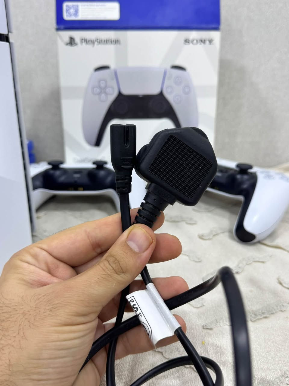 بلي 5 سلم  1TB اوربي 99% نضافتة ، مع كامل الملحقات
وياه كل الملحقات ( جويستك - HDMI - كيبل الباور - كيبل الشحن مال جويستك ) 
وياه قرصين ( FC26  + GTA 5)
وياه UPS  1500 يرادله تبديل بطاريت بس 
وياه سماعة محيطية من ريد داركون  (DIOMEDES PRO)سماعة شكاكية 
البلي نظيف شدة واللعب كبل وتونس خالي 

السعر 925 وبيه مجال بسيط  , مكاني البصرة القبلة حي الجامعة 
متواجد واتساب و ماسنجر  و اتصال
***********
