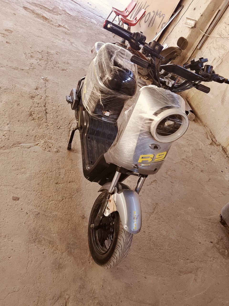 سلام عليك دراجه R9 الموديل 2025 دراجه جديدة بطاريات جديدات بصمه سويجين سعر 290 بيه مجال قليل مكاني البصرة الزبير *********** بيه واتساب

