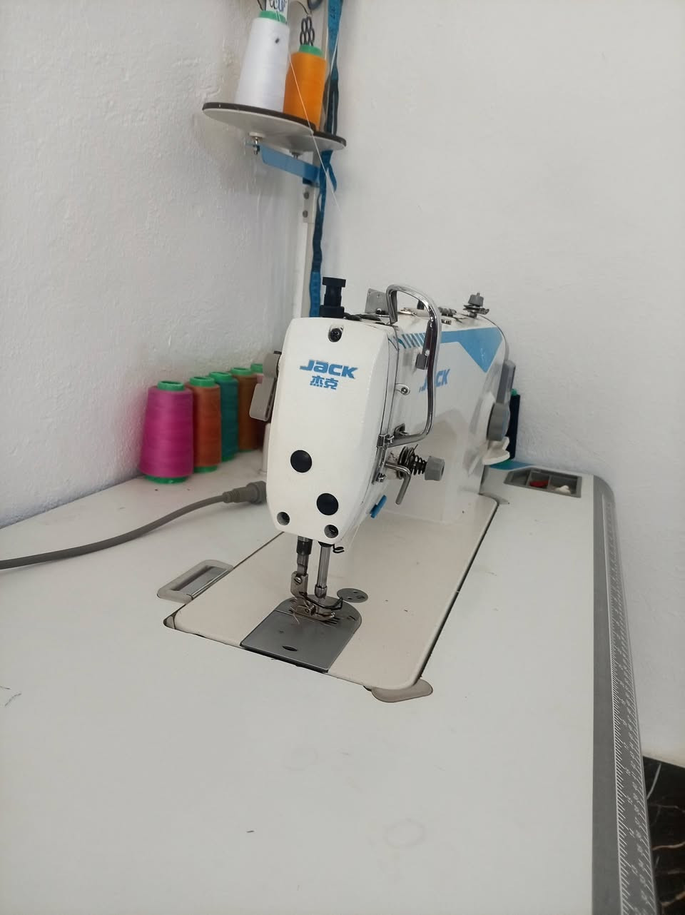 سلام عليكم  اخوان مكينة خياطه (جاك) للبيع نضافه فول  مكان ديالئ شهربان السعر 400 بيهة مجال للتواصل ***********
