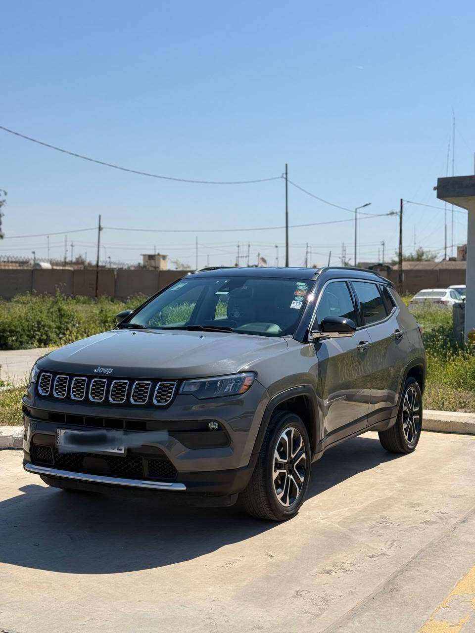 Jeep compass Limited 2022
فول مواصفات للأخير عدا الفتحة  ماشيه 70 الف فقط
• المحرك والأداء: محرك 2.4 لتر 4 سلندر، بقوة 180 حصان، وعزم دوران حوالي
• ناقل الحركة: أوتوماتيك 9 سرعات (دفع رباعي 4x4).
• التصميم الخارجي: سقف أسود بلادي (توين كلاور)، لايت زينون/ليد، ويل كروم.+سمنتي 
• المواصفات الداخلية والتقنية: شاشة كبيرة (10.1 بوصة) تعمل باللمس، نظام آبل كاربلاي/أندرويد أوتو، كشنات جلد (تدفئة/تبريد)، تشغيل عن بعد، بصمة.
• الأمان: رادار أمامي وجانبي، حساسات خلفية، كاميرا، وسائد هوائية متعددة.،+فور ويل يعني دبل اكسل بعد وهوايه مواصفات بيها سياره مكفوله من اي نواقص كله بشرط ضرر كلش خفيف فقط جملغ واحد اماني من جهة سائق  بدون اي ضرر داخلي بدون ارباك بدون تبديل بدون تعديل بدون شخوط  كله بشرط تايرات جديد سنوي هزة جديد
السيارة جديدة بمعنى الكلمة وبالواقع لونها بعد احلى من الصور وجاهزة 100%
 كل التفاصيل مذكورة بالكامل 
مكانها كركوك/رقم اربيل
*********** بي واتساب كركوك, العراق
